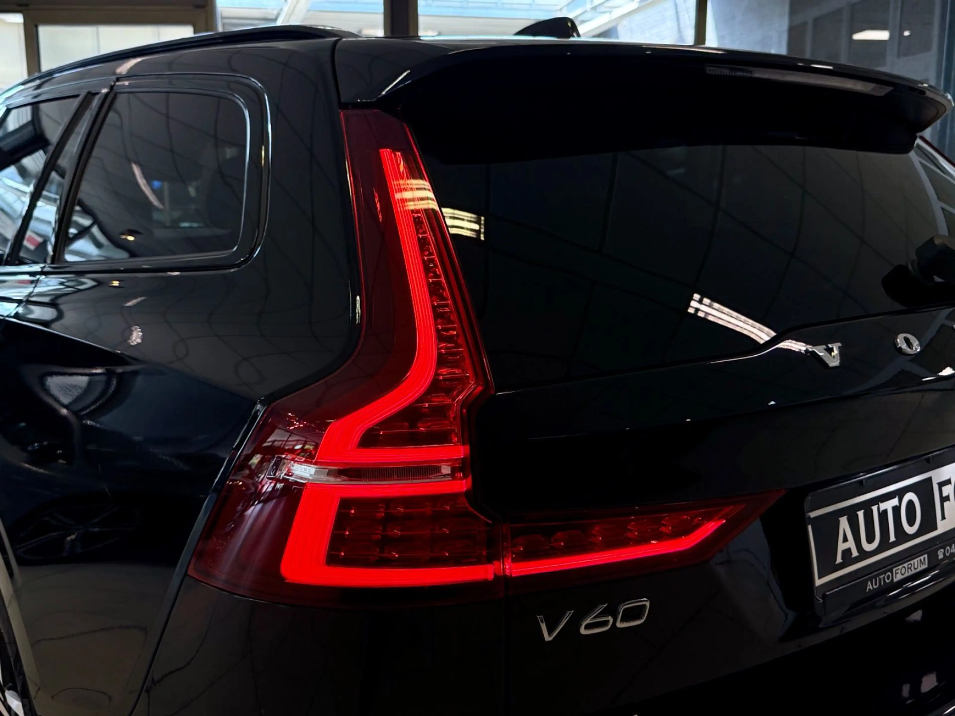 Volvo V60 B4 R-DESIGN HEAD-UP MASSAGE CAM LEDER LED — photo 9