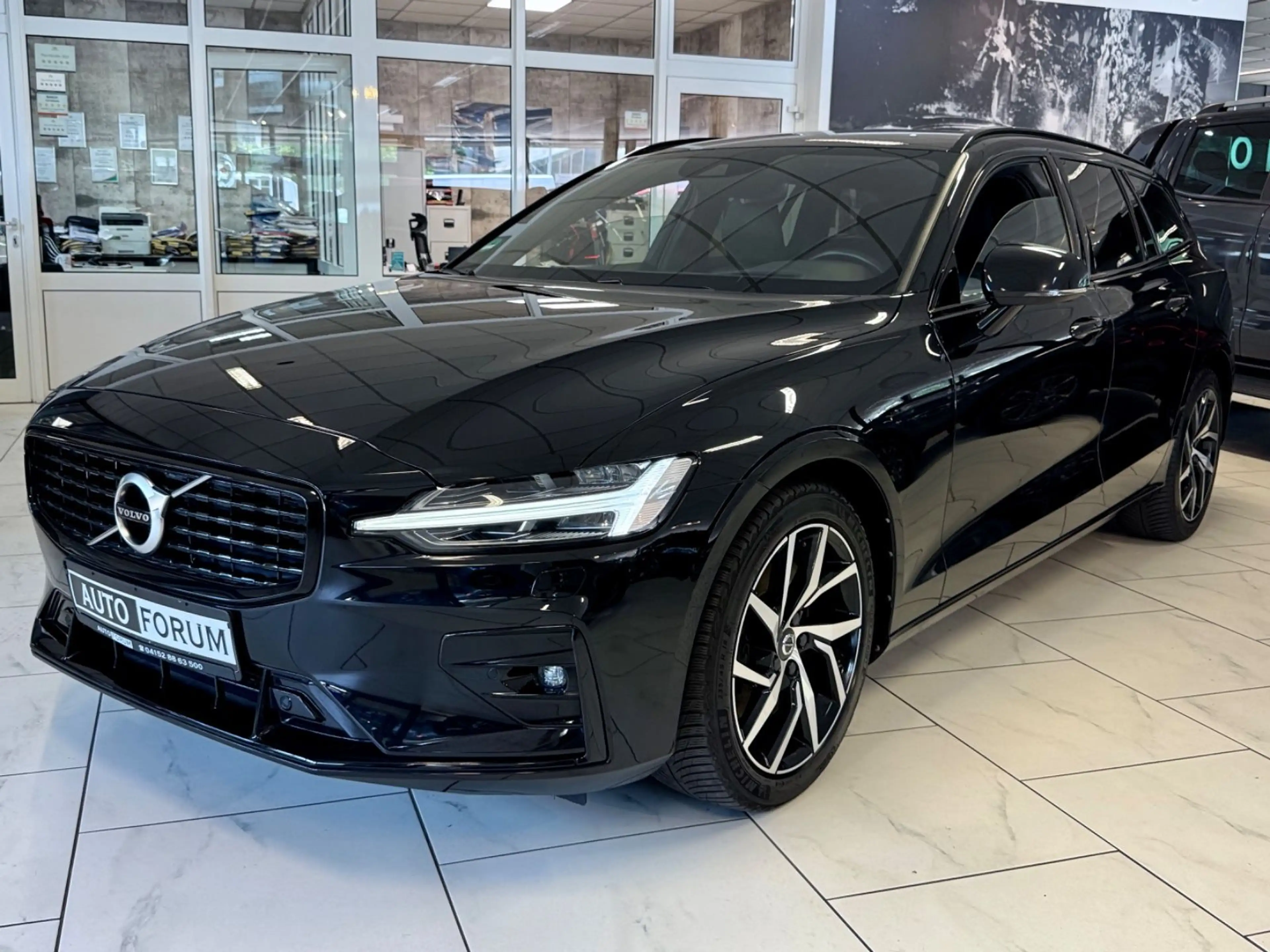 Volvo V60 B4 R-DESIGN HEAD-UP MASSAGE CAM LEDER LED — photo 6