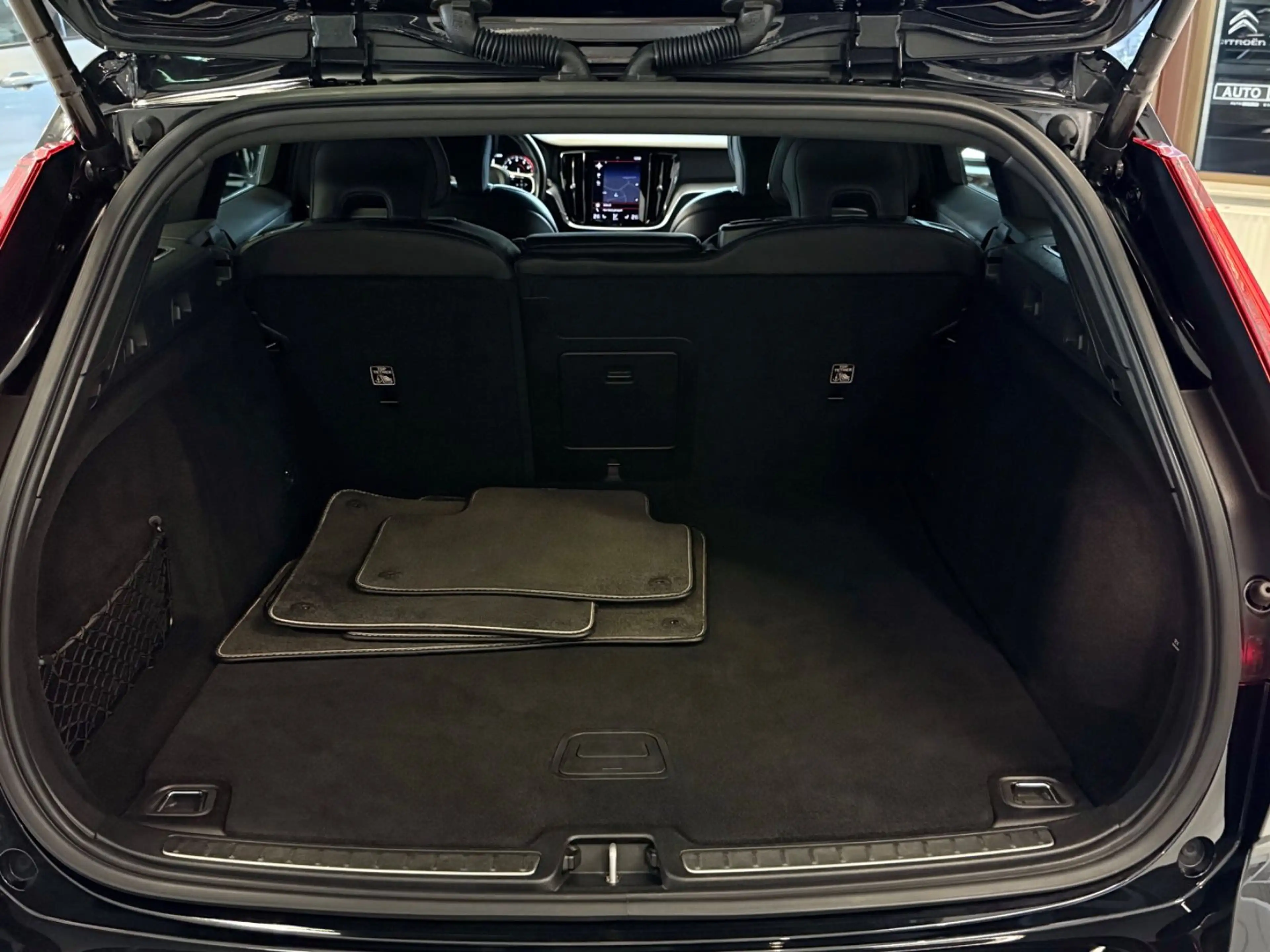 Volvo V60 B4 R-DESIGN HEAD-UP MASSAGE CAM LEDER LED — photo 12