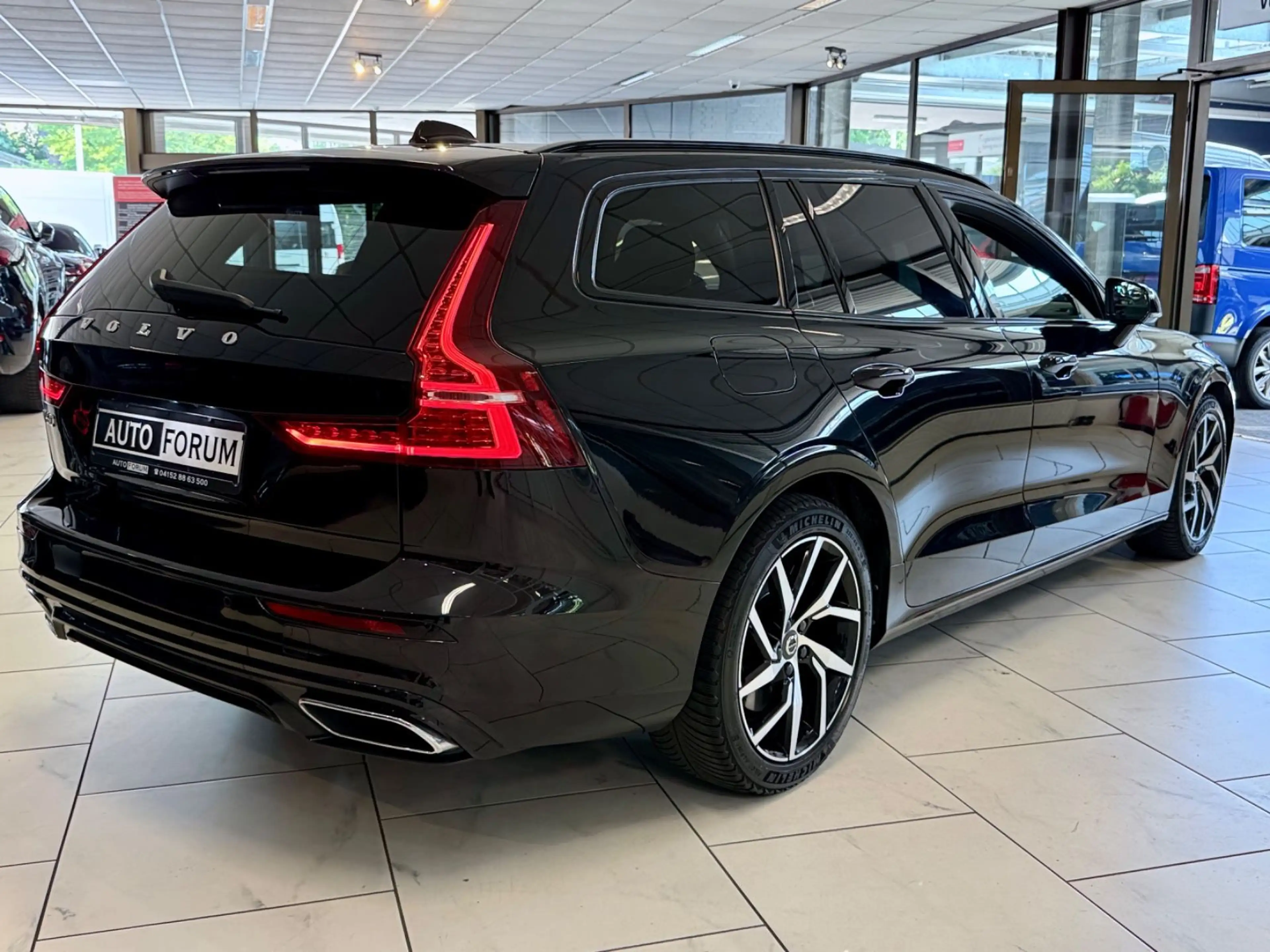 Volvo V60 B4 R-DESIGN HEAD-UP MASSAGE CAM LEDER LED — photo 14