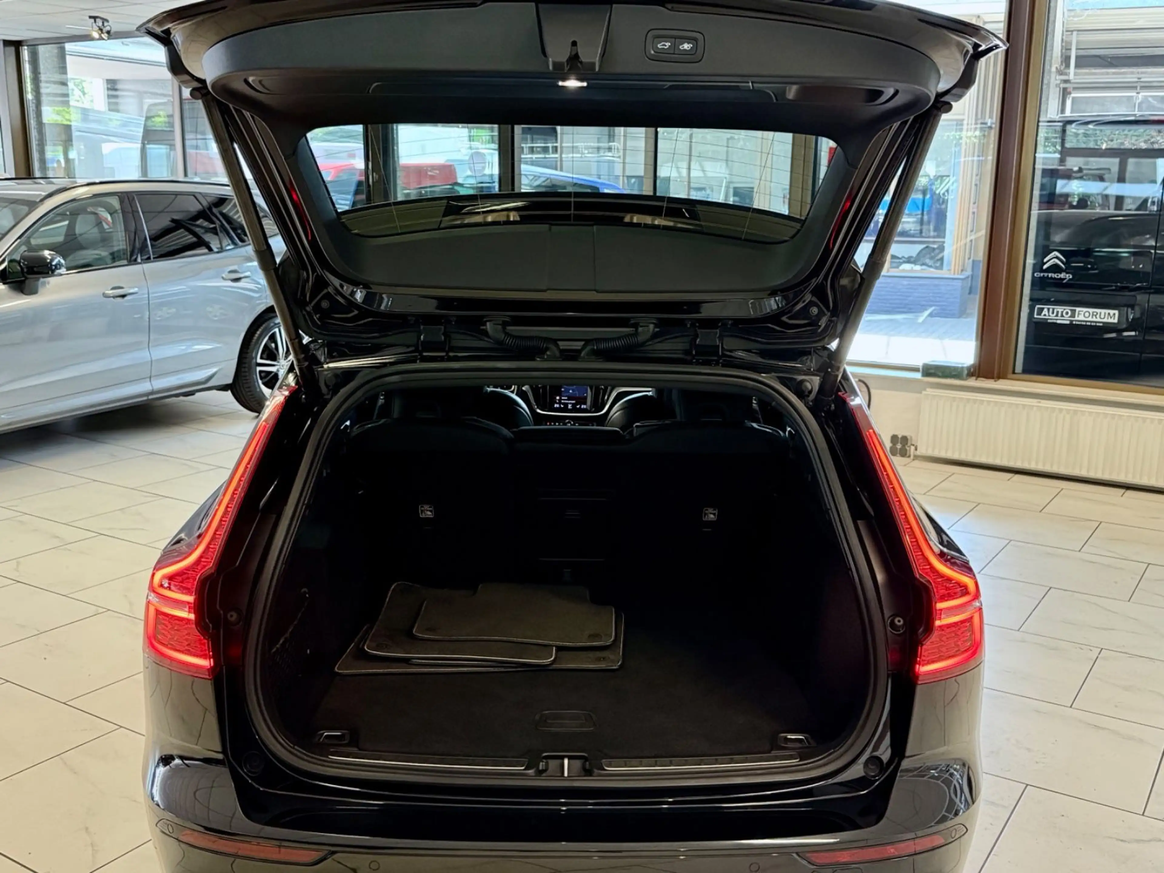 Volvo V60 B4 R-DESIGN HEAD-UP MASSAGE CAM LEDER LED — photo 11