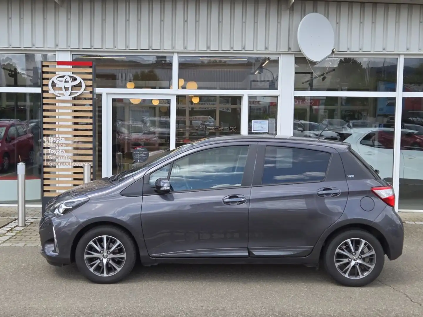 Toyota Yaris 1,5-Dual-VVT-iE Y20 Team Deutschland Grau - 2
