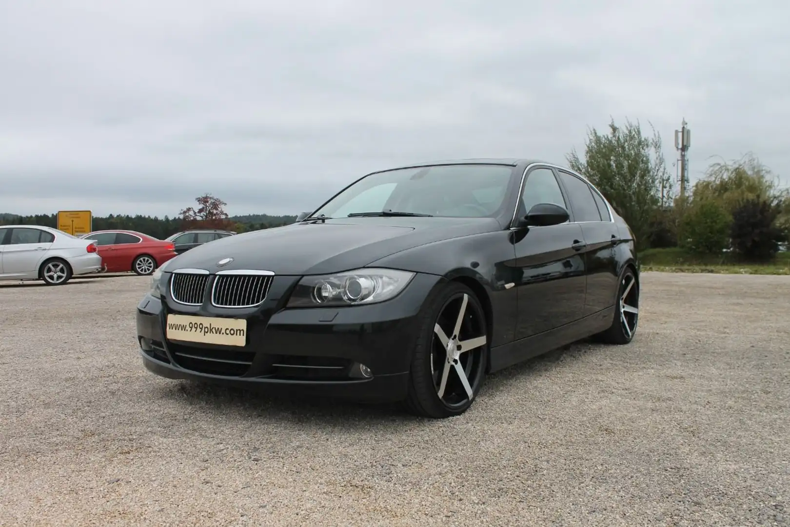 BMW 330 iA Lim Leder Navi Aktivlenkung LM Felgen Schwarz - 2