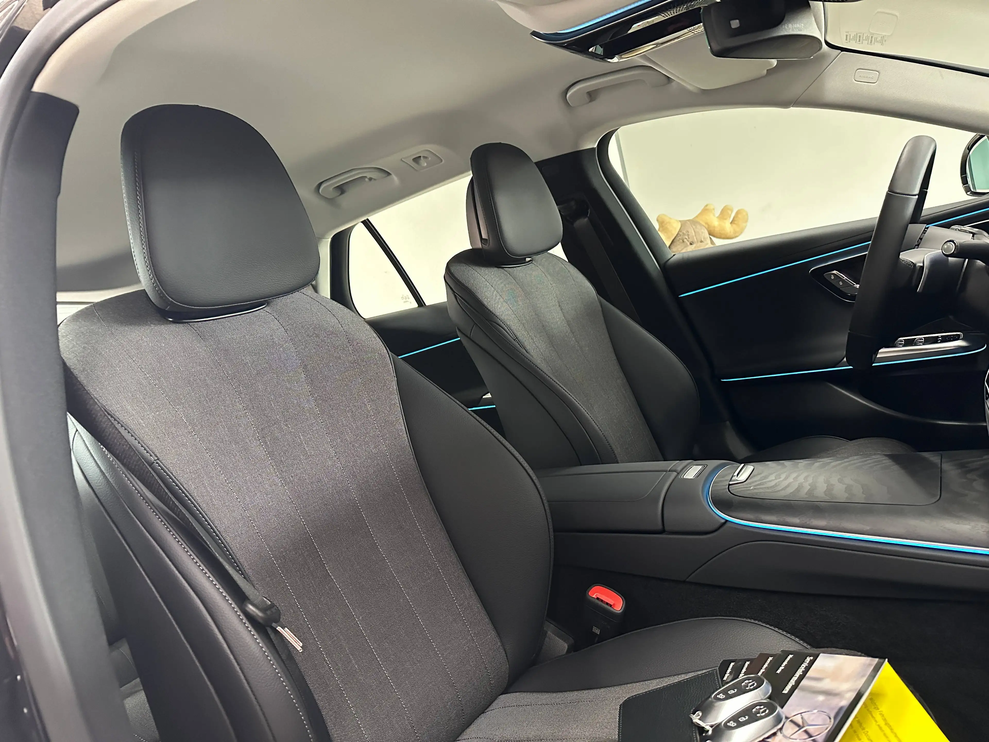 Mercedes-Benz E 200 T Avantgarde Advanced AUT/NAV/LED/DISTR/TW/SPUR/PTS/SHZ/AHK/LM18" — photo 9