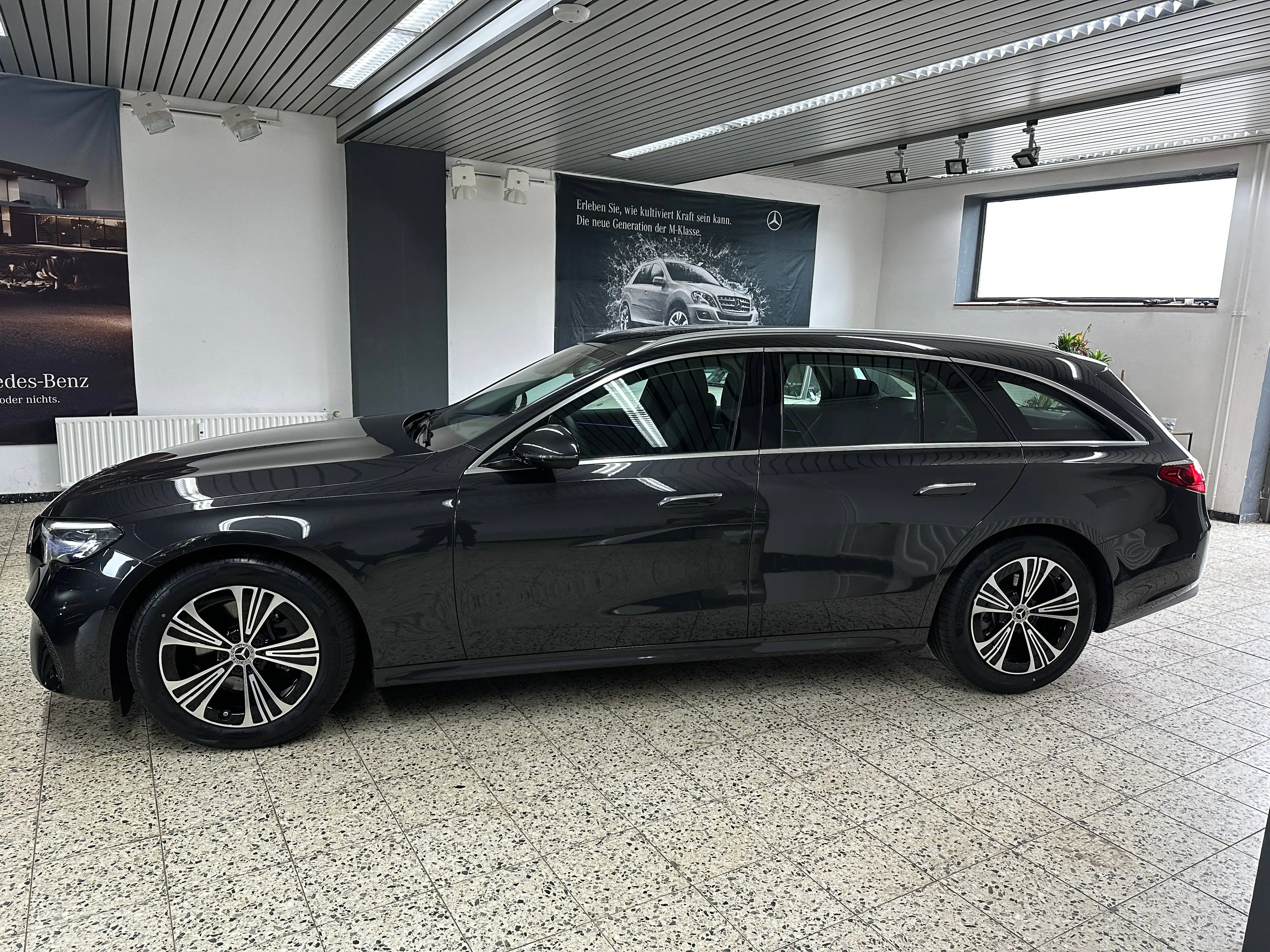 Mercedes-Benz E 200 T Avantgarde Advanced AUT/NAV/LED/DISTR/TW/SPUR/PTS/SHZ/AHK/LM18"