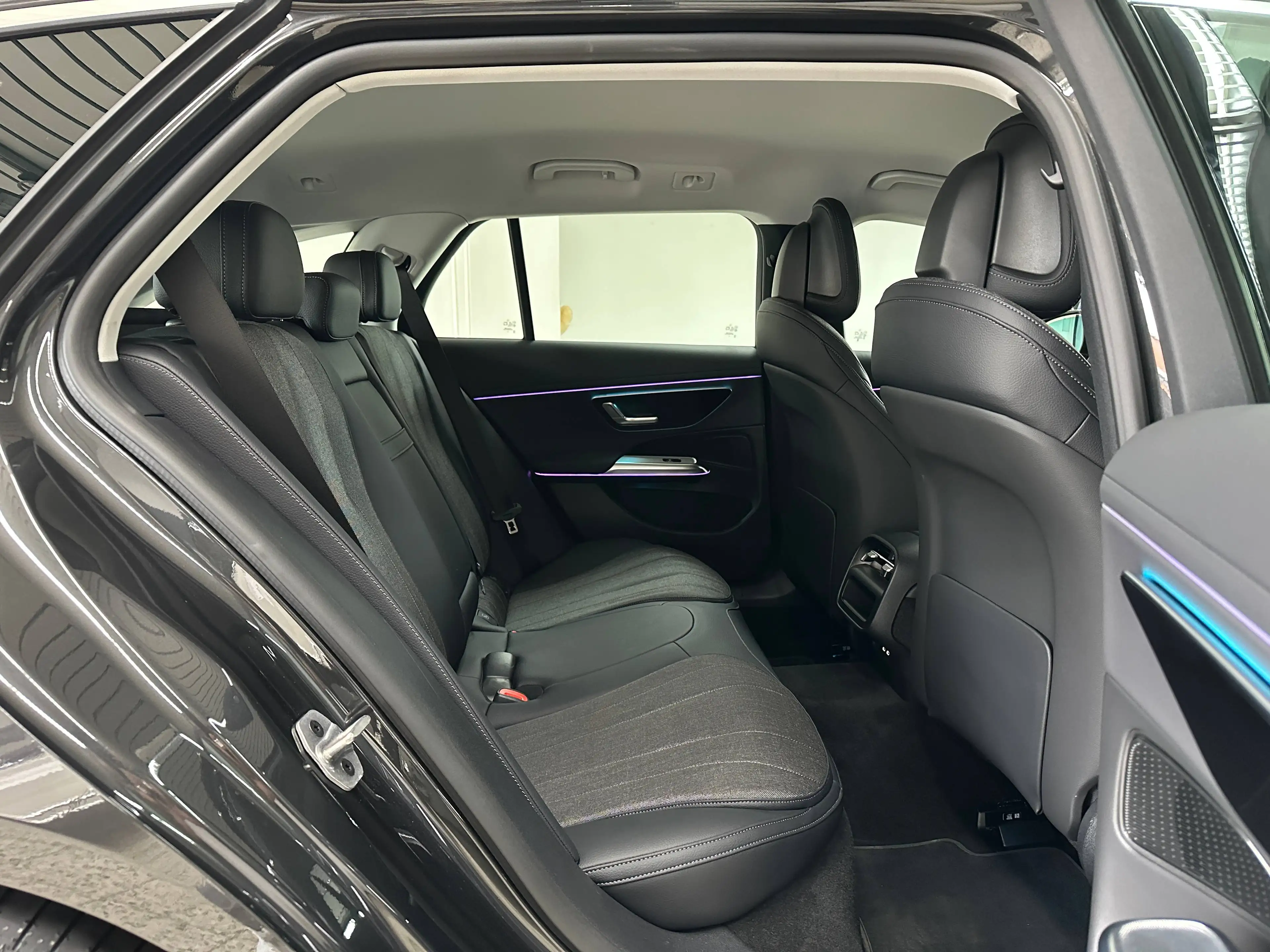 Mercedes-Benz E 200 T Avantgarde Advanced AUT/NAV/LED/DISTR/TW/SPUR/PTS/SHZ/AHK/LM18" — photo 10