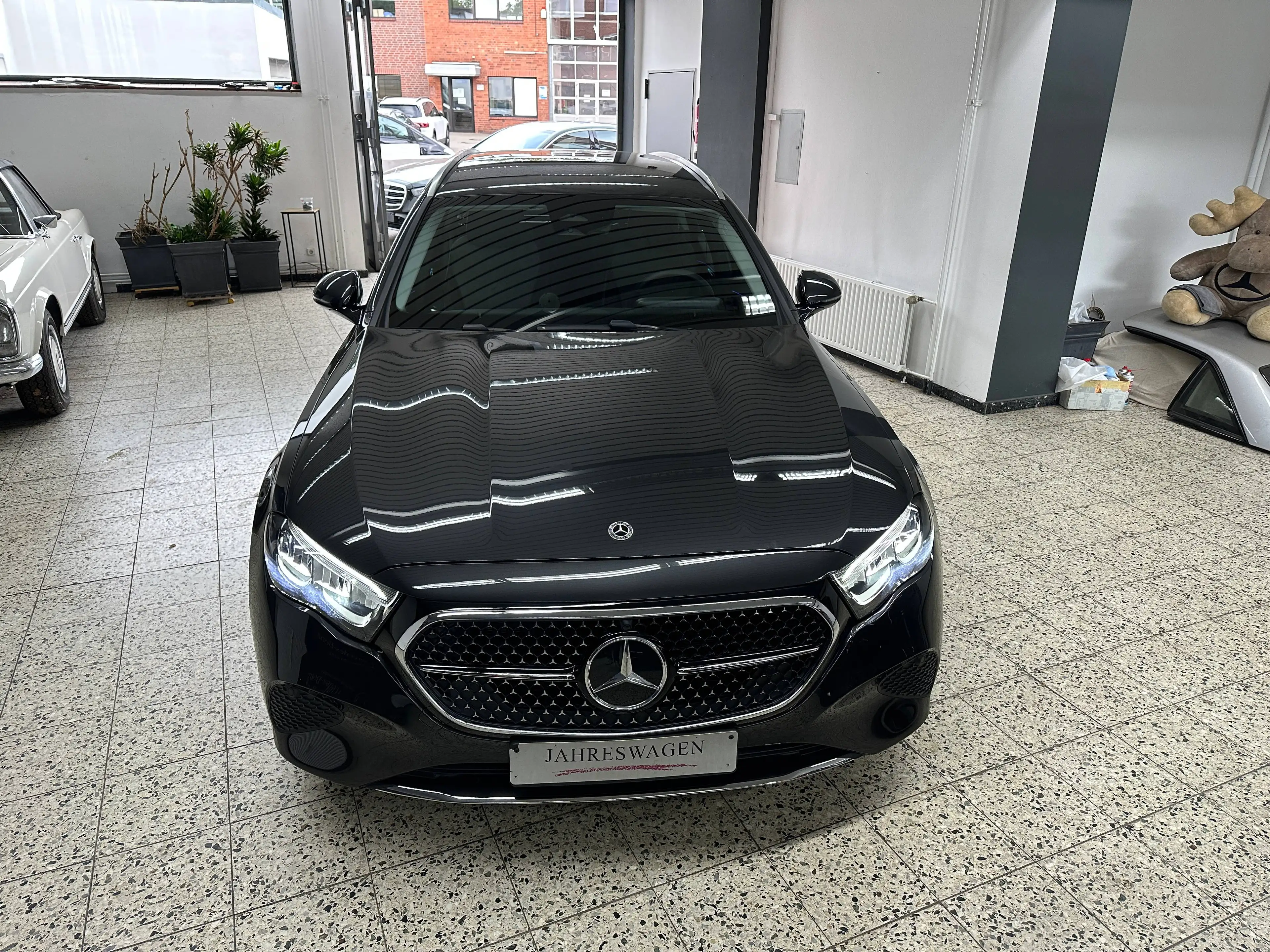 Mercedes-Benz E 200 T Avantgarde Advanced AUT/NAV/LED/DISTR/TW/SPUR/PTS/SHZ/AHK/LM18" — photo 2
