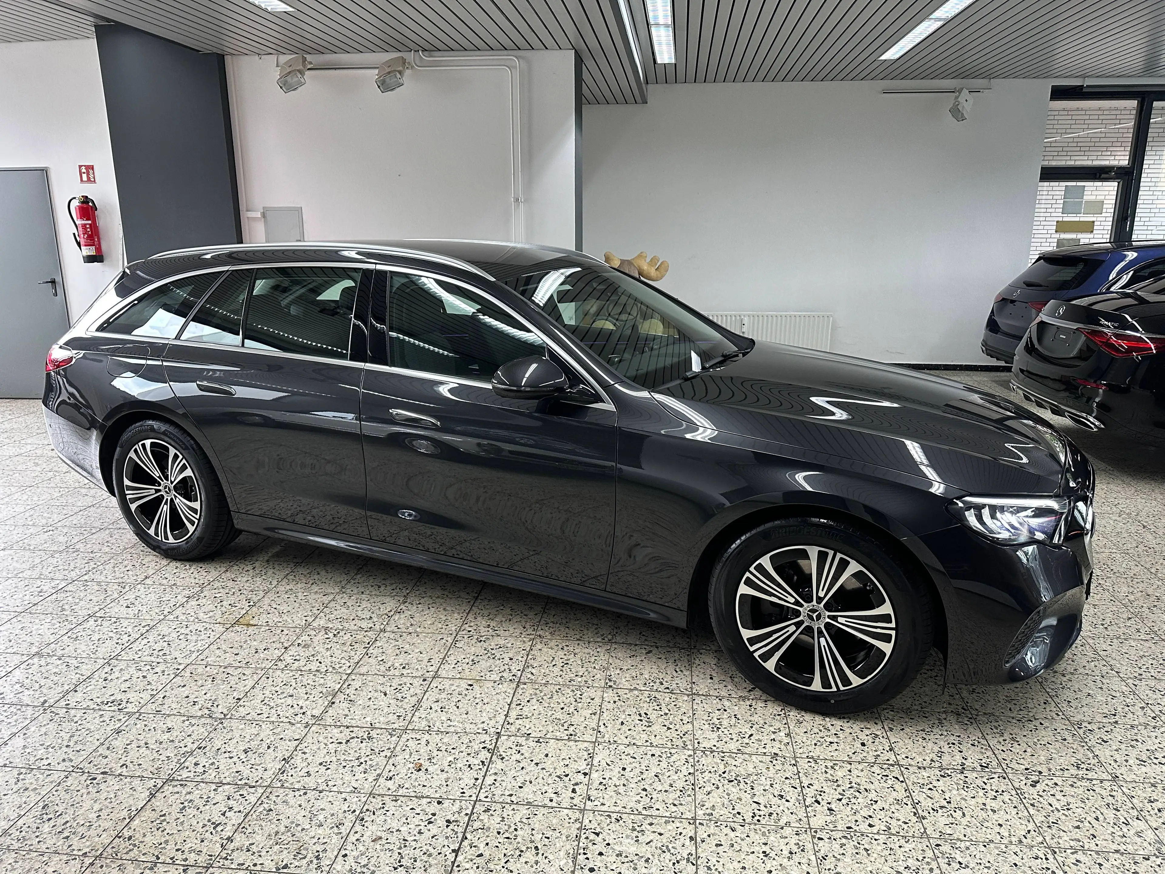 Mercedes-Benz E 200 T Avantgarde Advanced AUT/NAV/LED/DISTR/TW/SPUR/PTS/SHZ/AHK/LM18" — photo 3