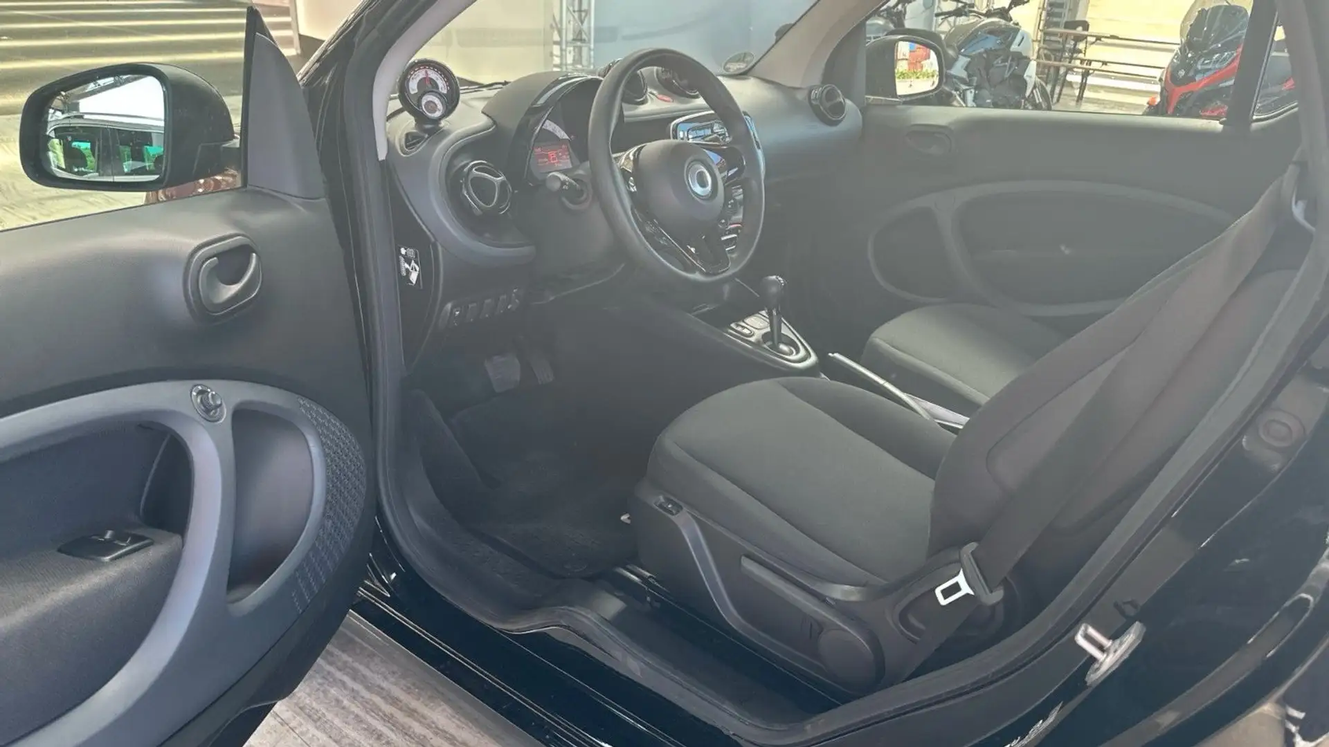 smart forTwo EQ,1.Besitz,erst 19 tkm,Schnellader 22KW Weiß - 2