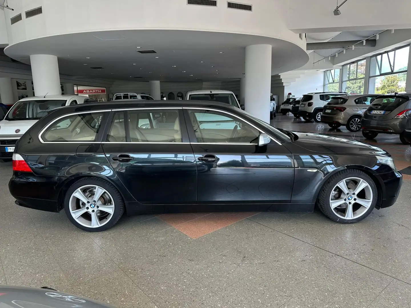 BMW 525 525d cat Touring Futura Zwart - 2