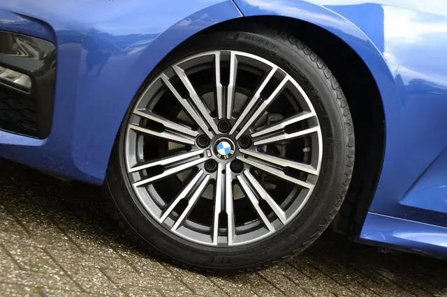 BMW 3 Series view 5