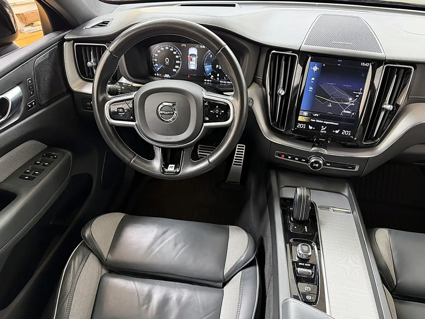 Volvo XC60 B4 R-Design AWD_PANO_AHK Schwarz - 2