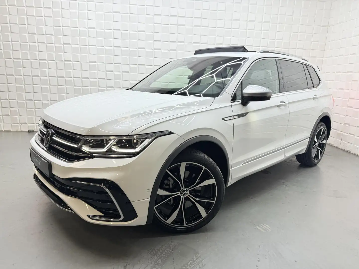 Volkswagen Tiguan Allspace 2.0 TSI 4Motion 3x R LINE PANO IQ Wit - 1