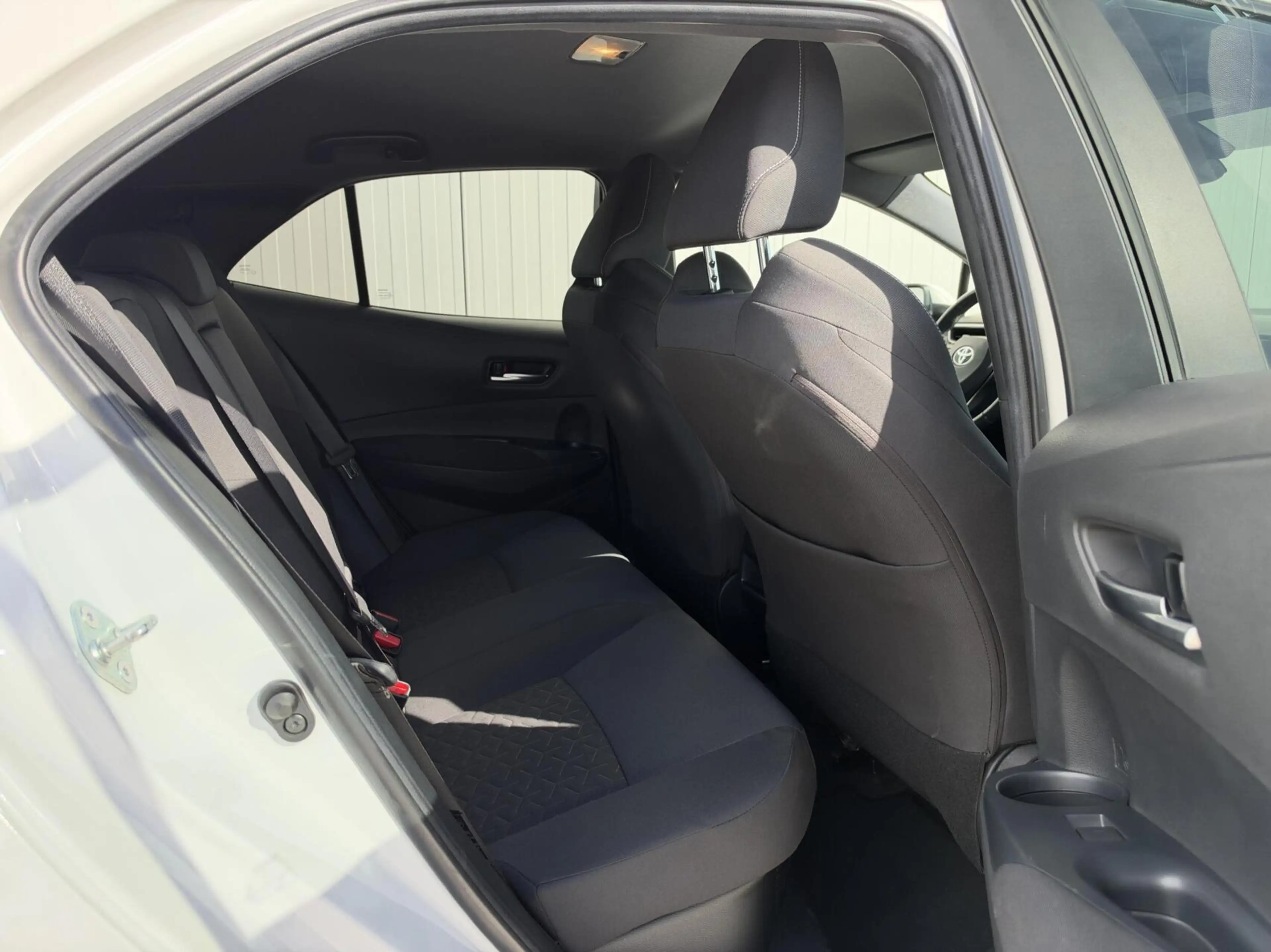 Toyota Corolla 1.8 Hybrid Dynamic|NL-Auto|Trekhaak — photo 38