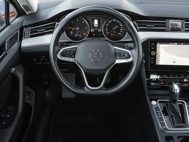 Volkswagen Passat view 11