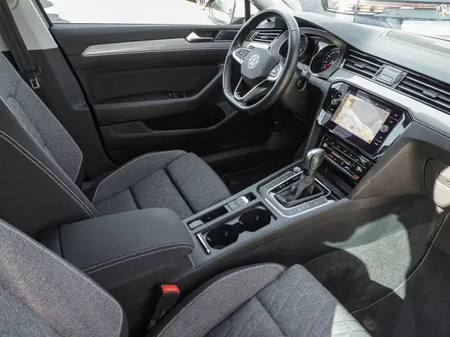 Volkswagen Passat view 8