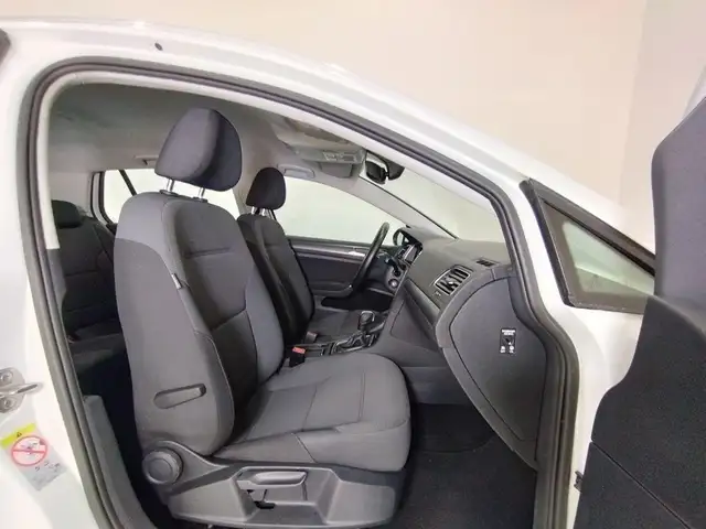 Volkswagen E-Golf view 5