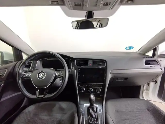 Volkswagen E-Golf view 4