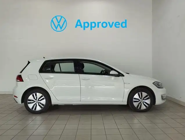 Volkswagen E-Golf view 3