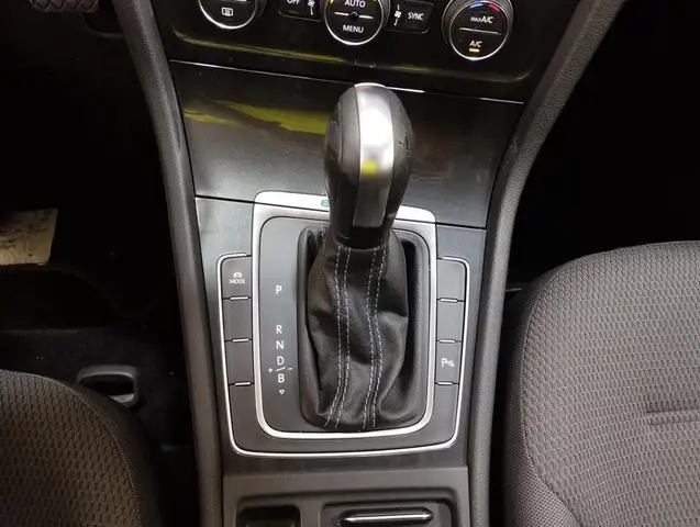 Volkswagen E-Golf view 15