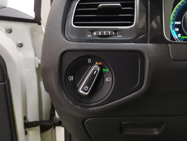 Volkswagen E-Golf view 13