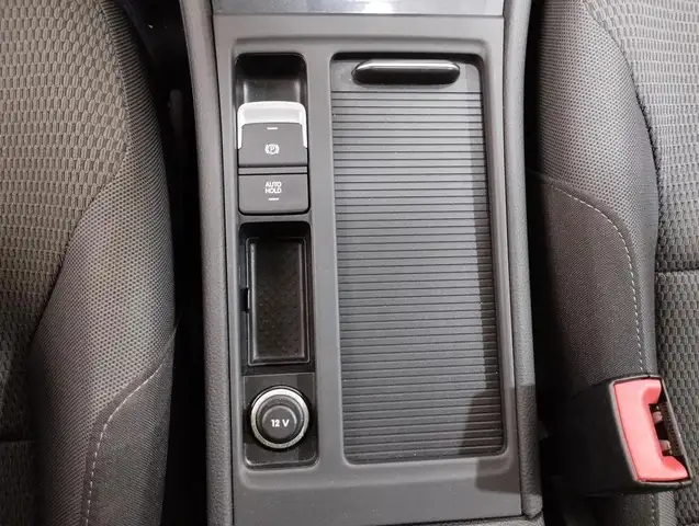 Volkswagen E-Golf view 9