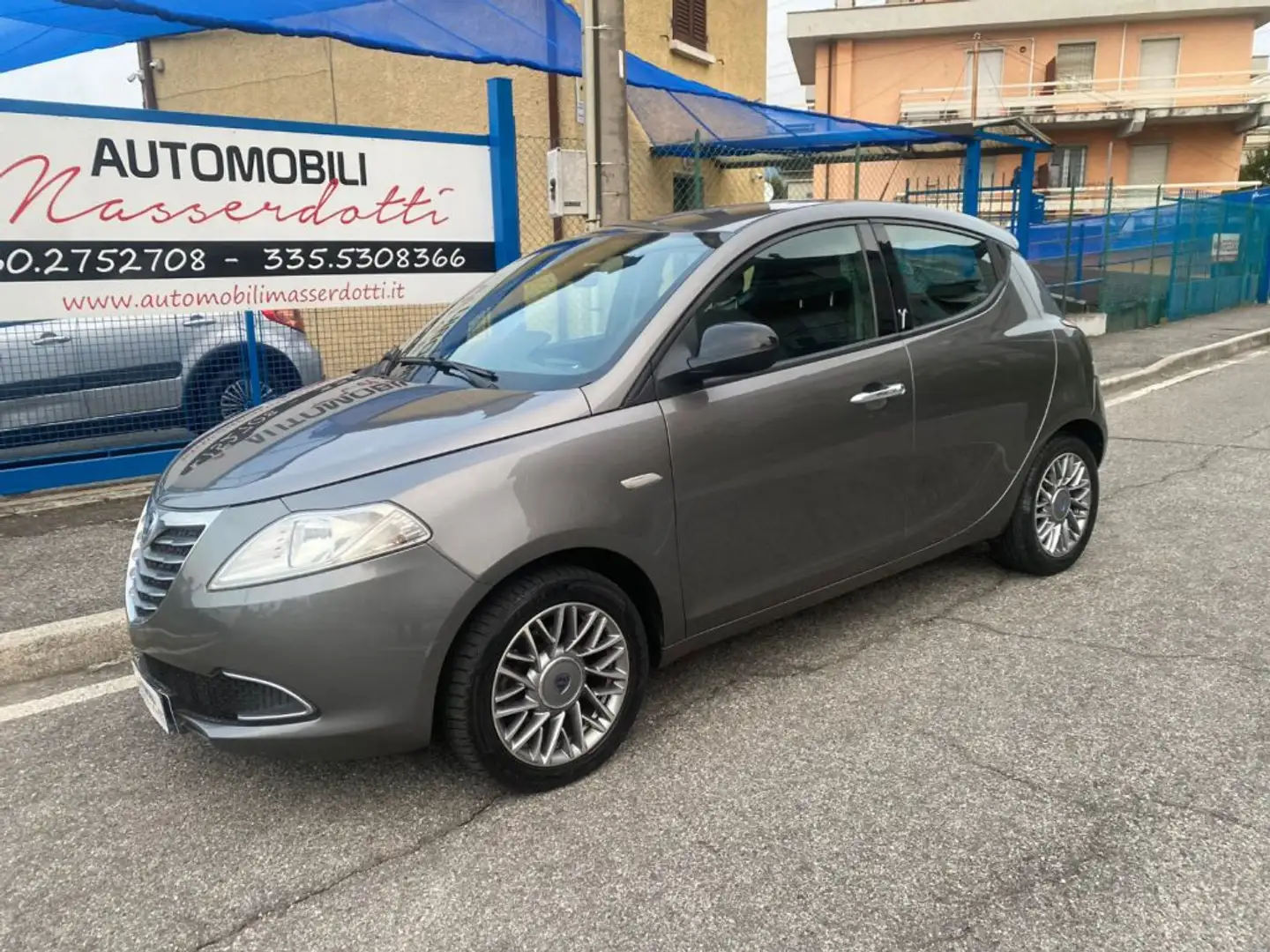 Lancia Ypsilon 1.2 69 CV 5 porte Platinum NEOPATENTATI Grigio - 1