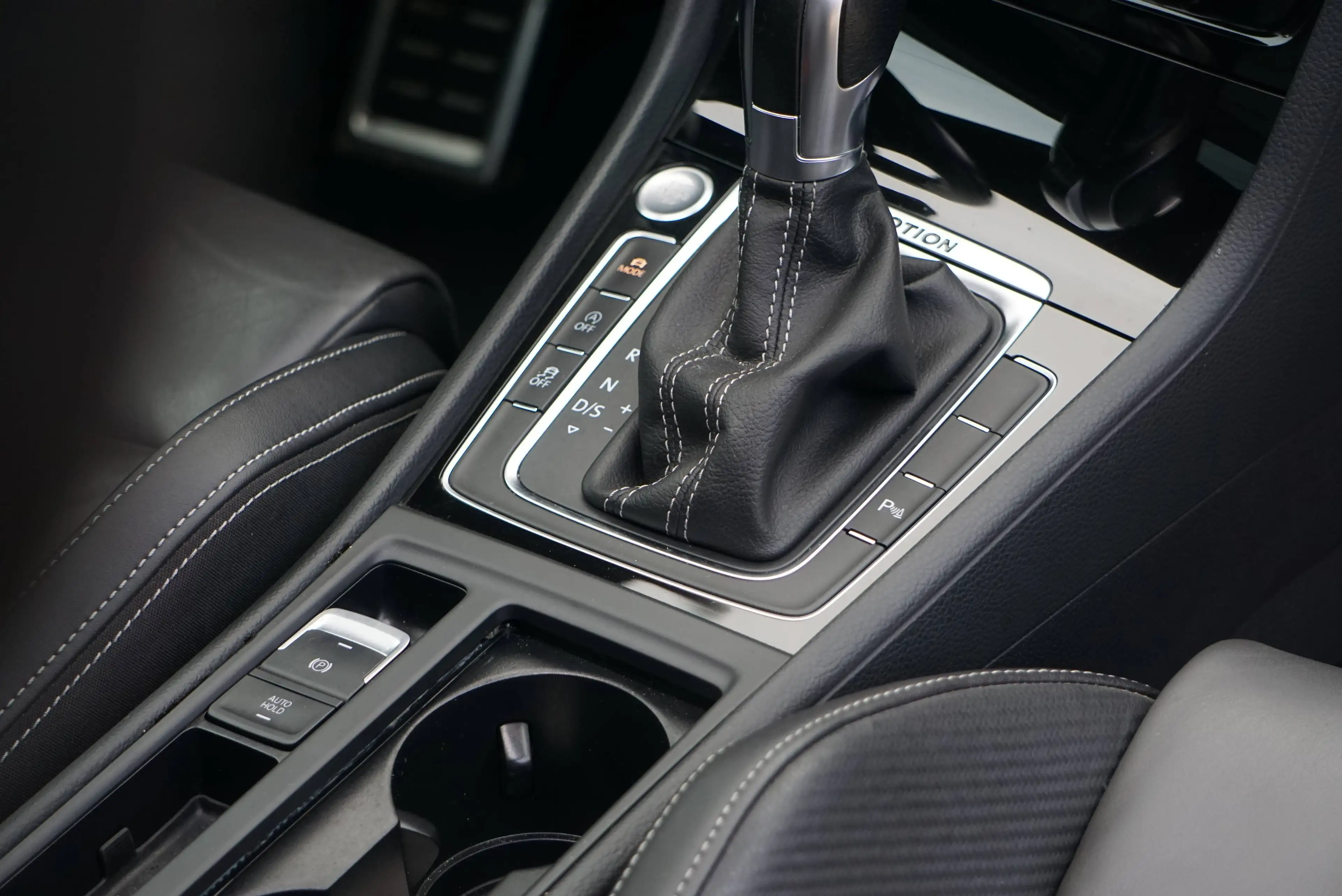 Volkswagen Golf R 2.0 TSI 4Motion COCKPIT DSG PANO CAM DISTRONIC EU6 — photo 13