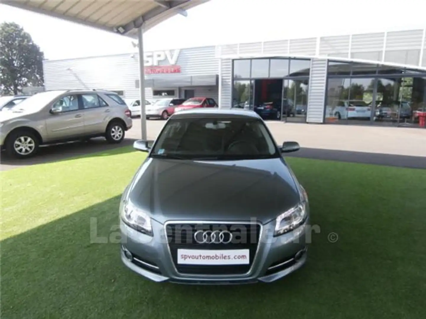 Audi A3 (3e generation) III 1.6 TDI 105 AMBITION LUXE Gris - 1