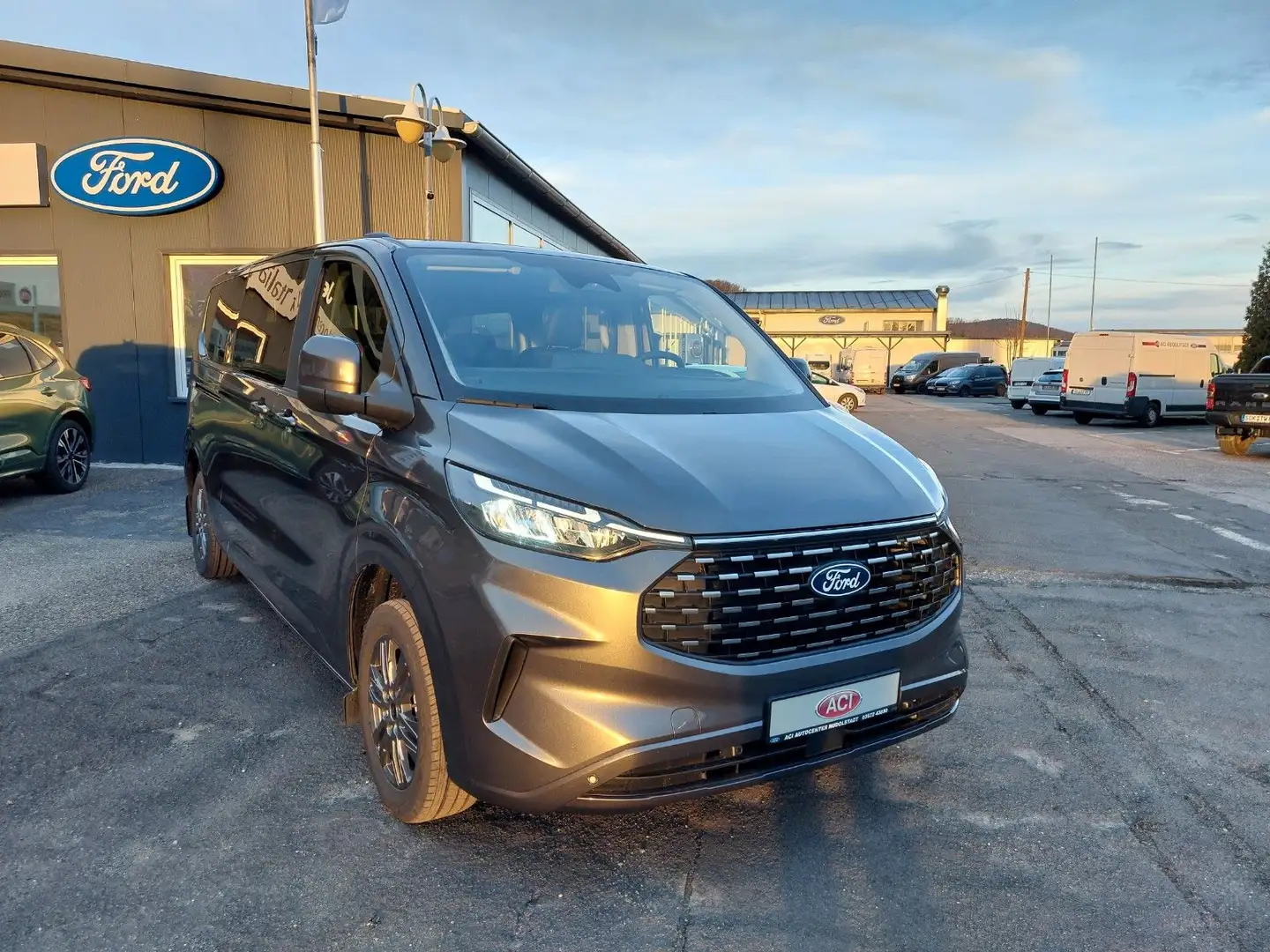 Ford Tourneo Custom Bus 320 L2 Tourneo Titanium FWD Grau - 2