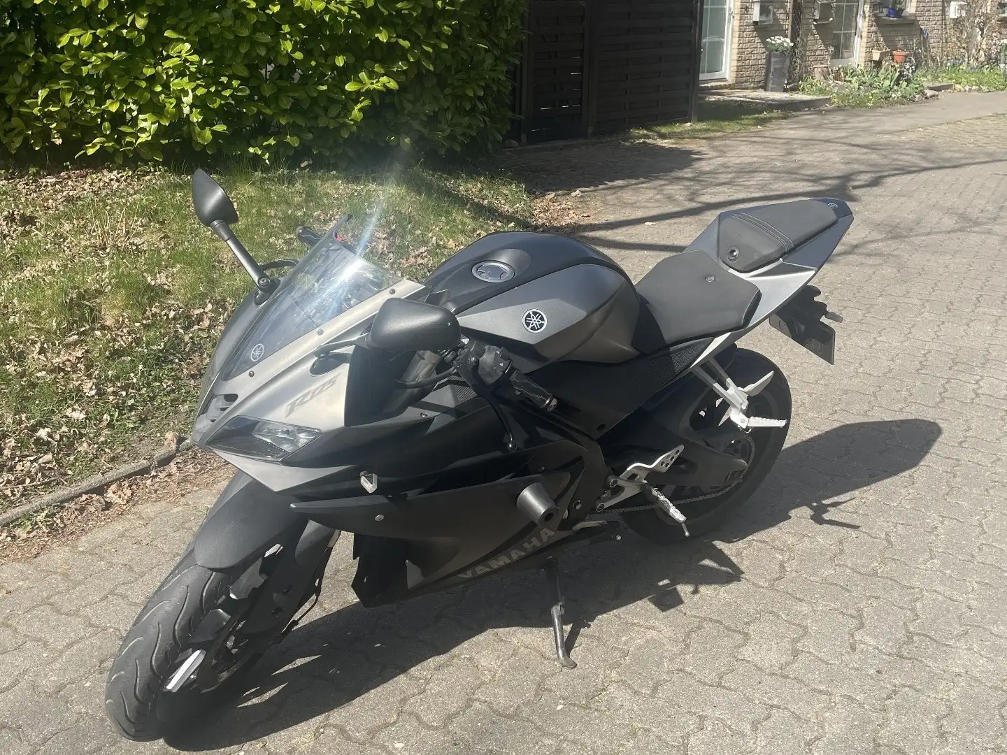 Yamaha YZF-R125 Šedá - 1