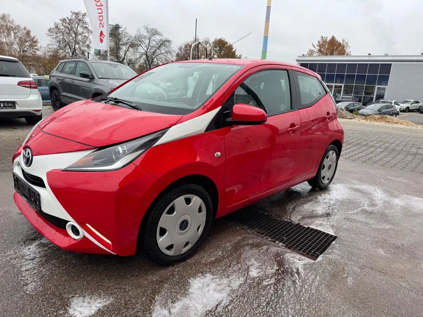 Toyota Aygo AYGO x-play Rot - 2