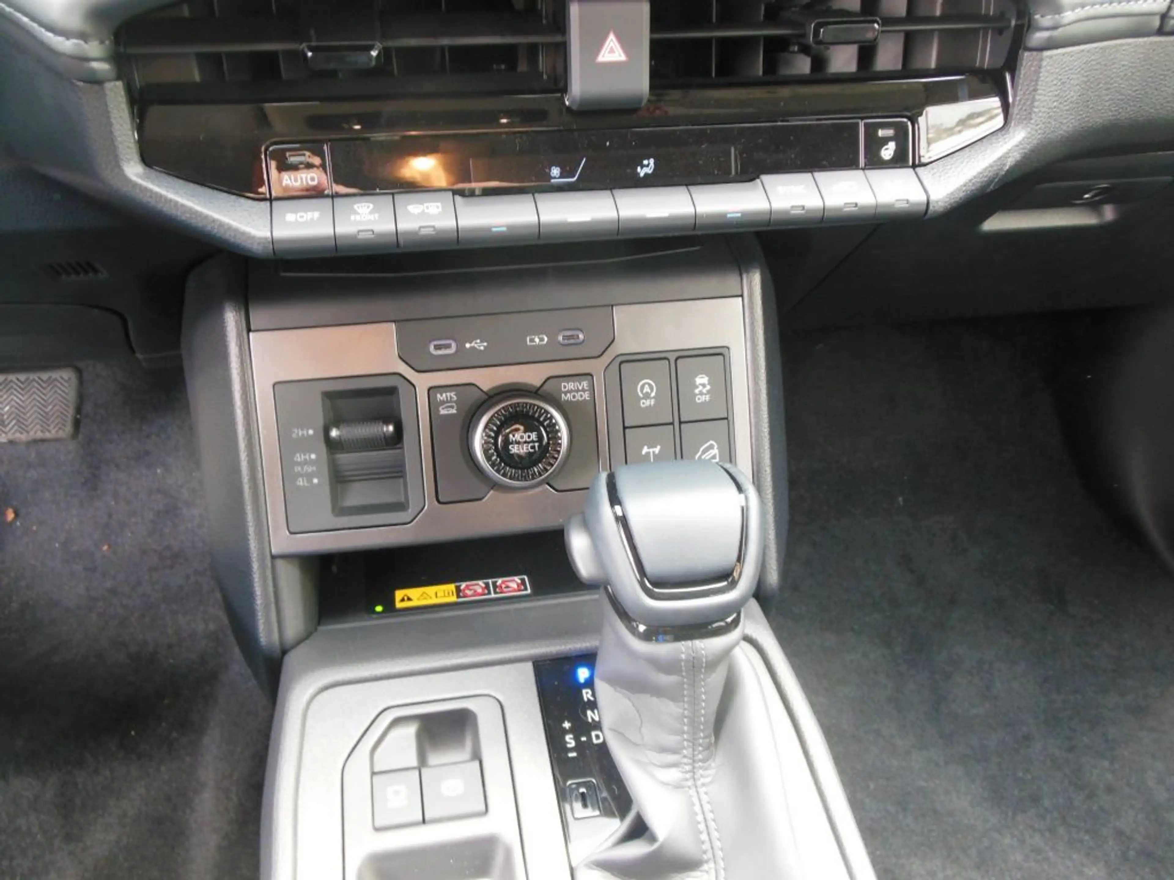 Toyota Hilux 4x4 Double Cab Autm. Invincible (AN2P) — photo 11