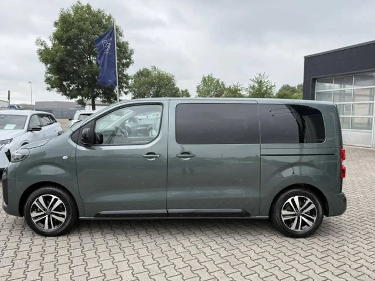 Peugeot Traveller L2 BlueHDI 180, ACC, el. Schiebetüren, AHK, uvm., миниатюра 9