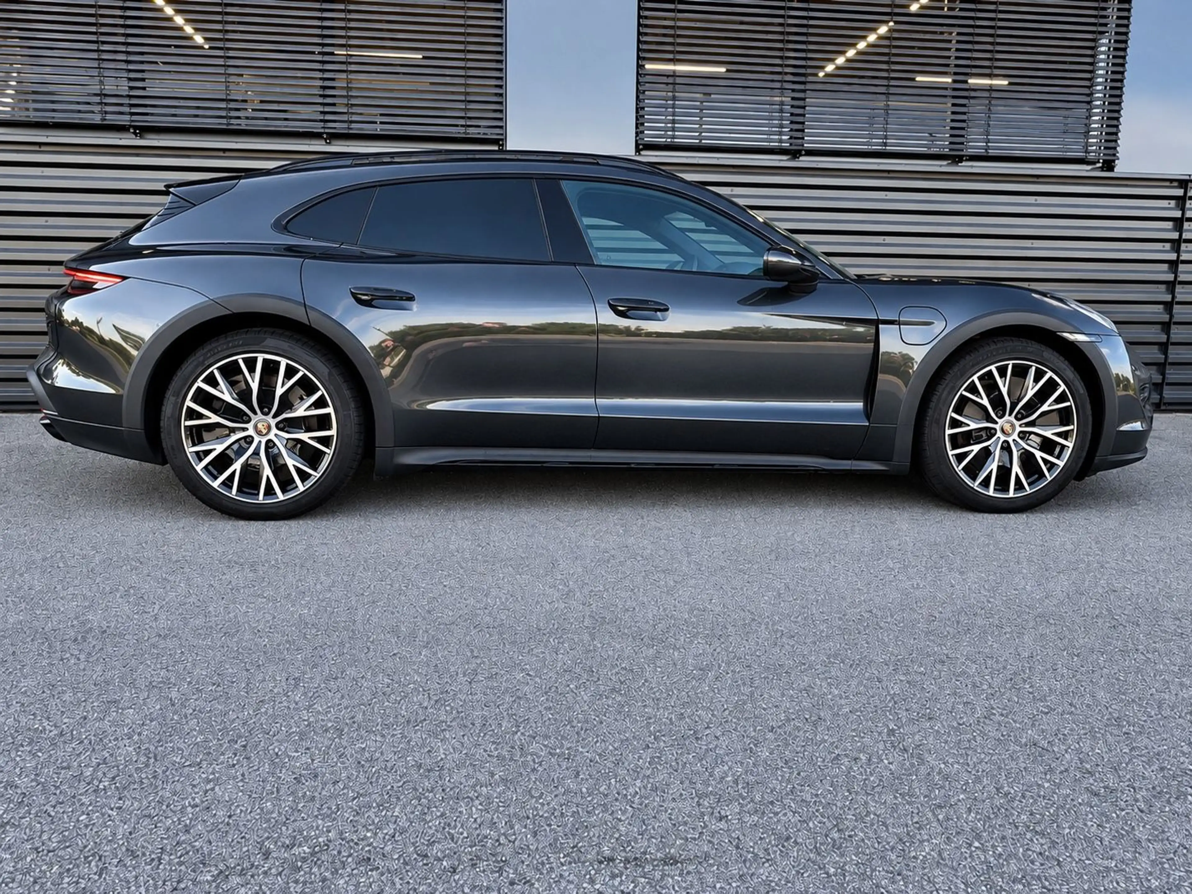 Porsche Taycan Cross Turismo 4-PANO-HAL-INNO-BOSE — photo 2