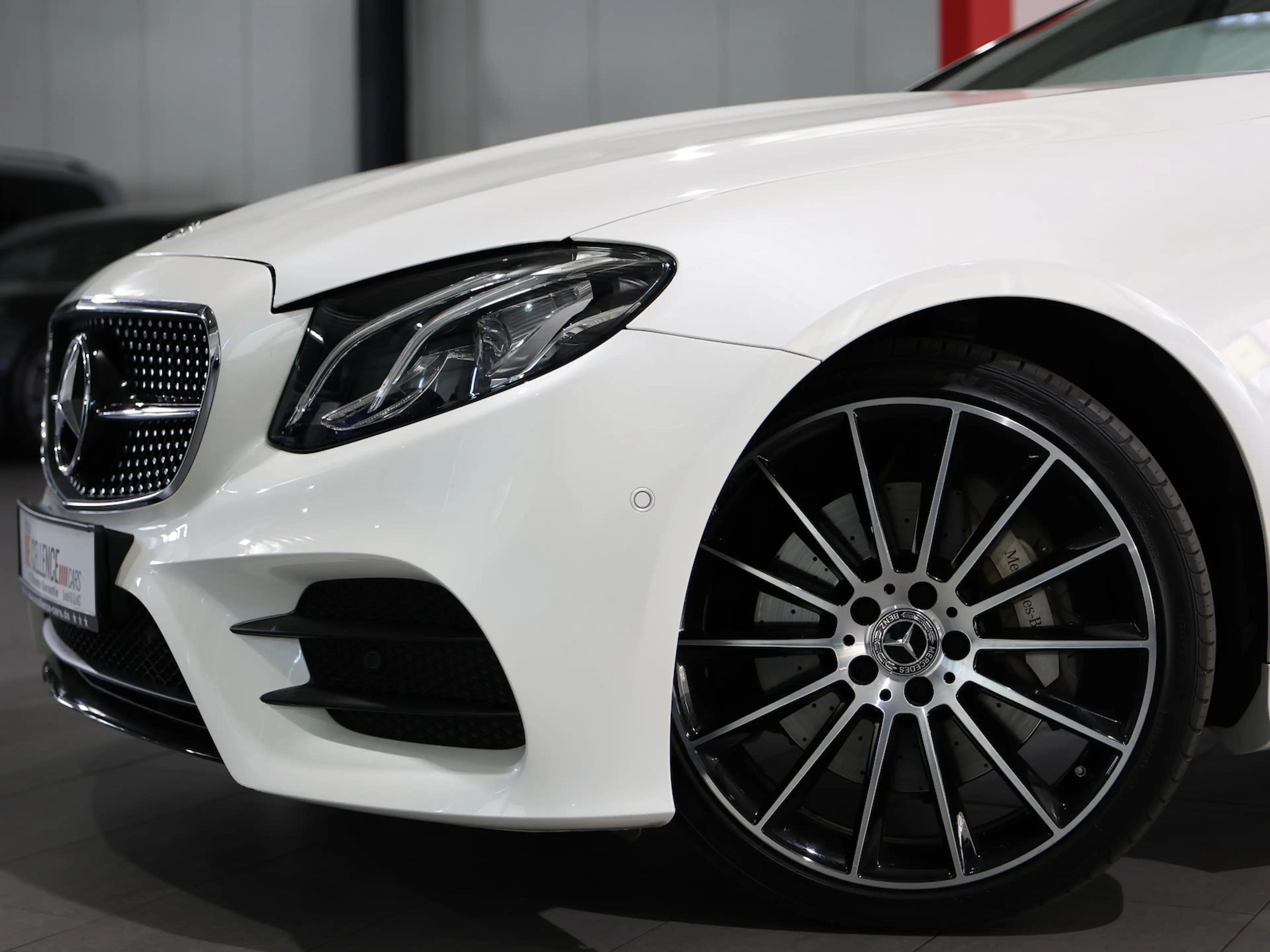 Mercedes-Benz E 400 COUPE 4M AMG-LINE NIGHT / WHITE+BLACK — photo 7
