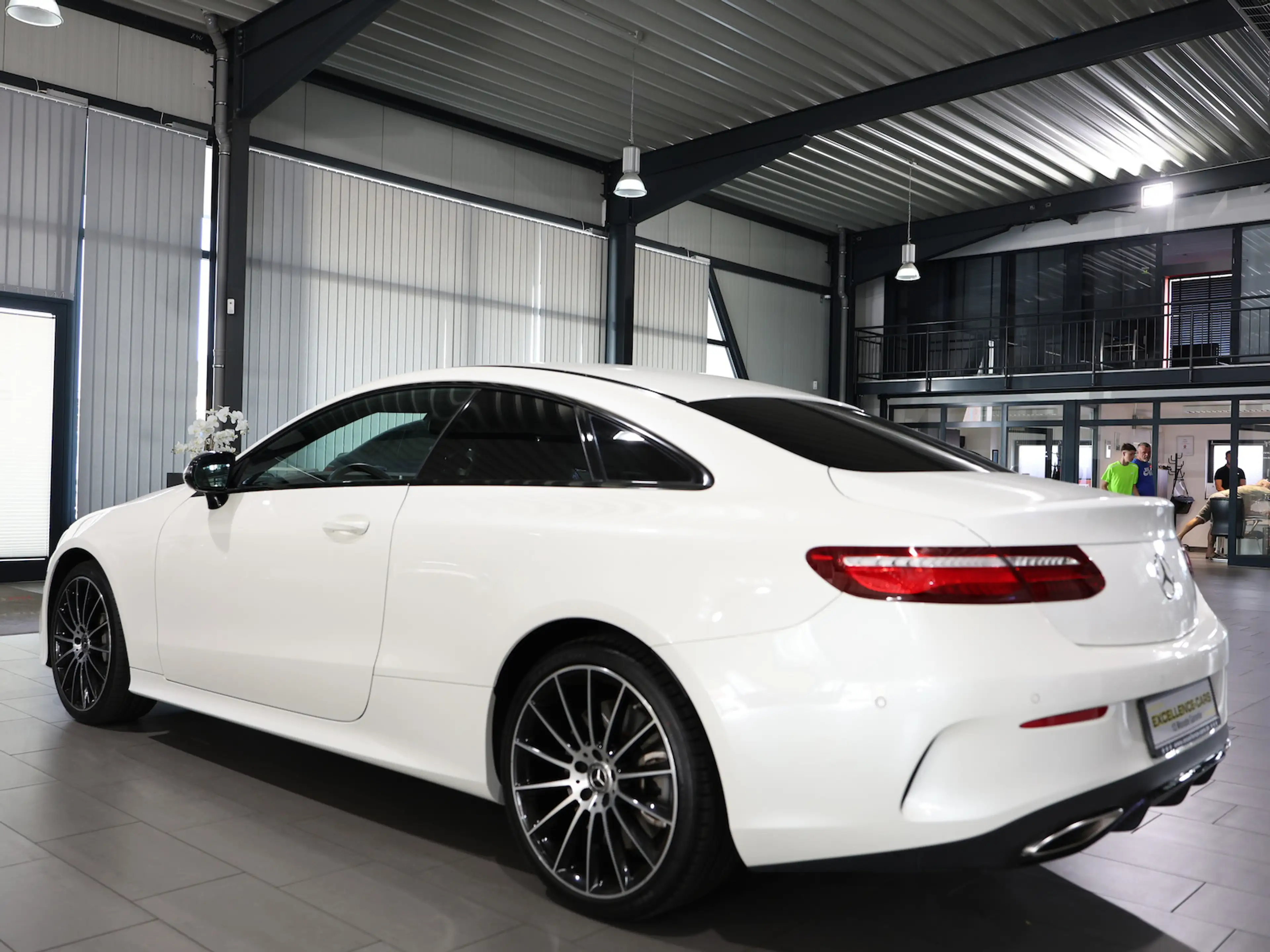 Mercedes-Benz E 400 COUPE 4M AMG-LINE NIGHT / WHITE+BLACK — photo 11