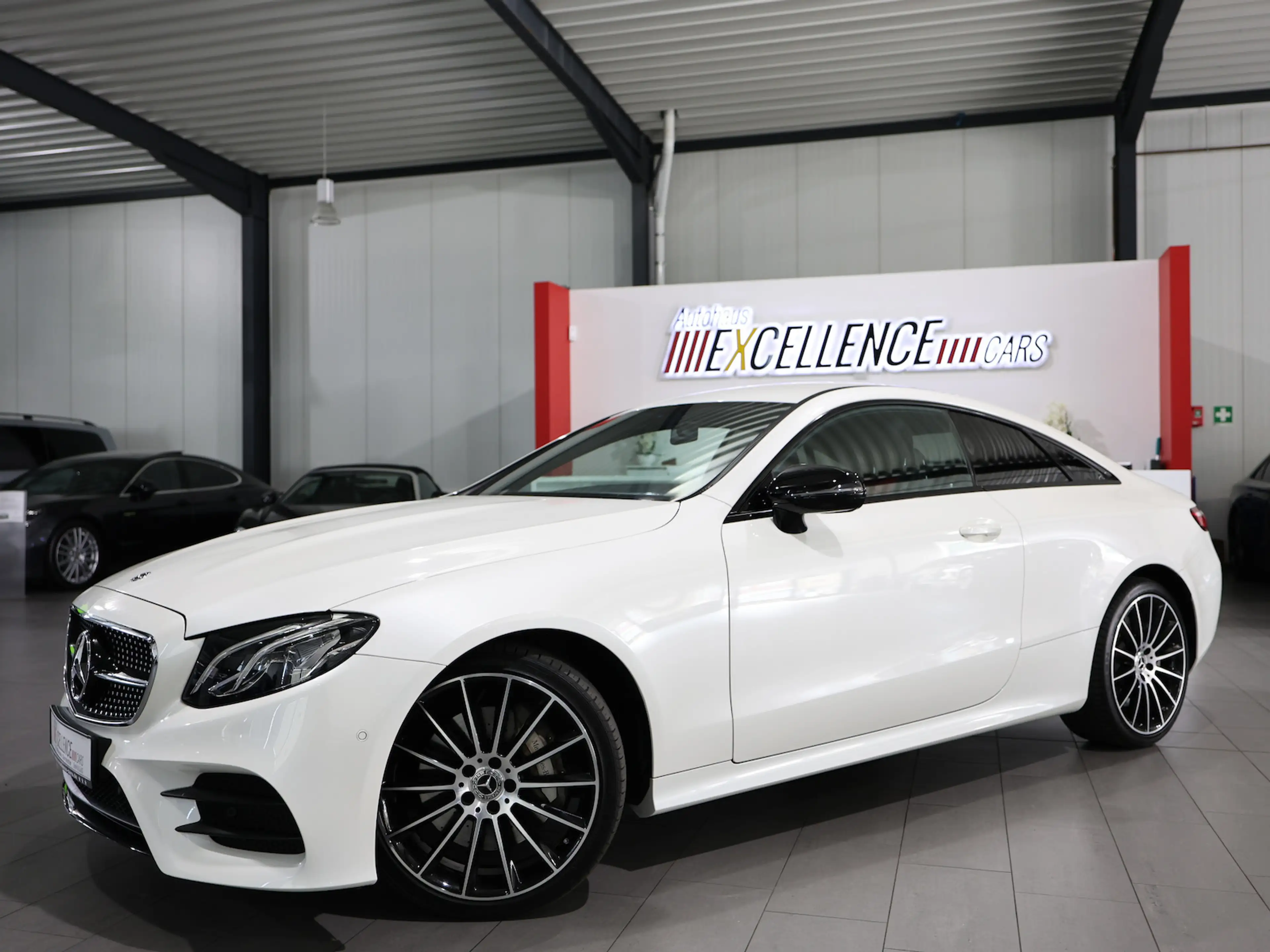 Mercedes-Benz E 400 COUPE 4M AMG-LINE NIGHT / WHITE+BLACK — photo 6