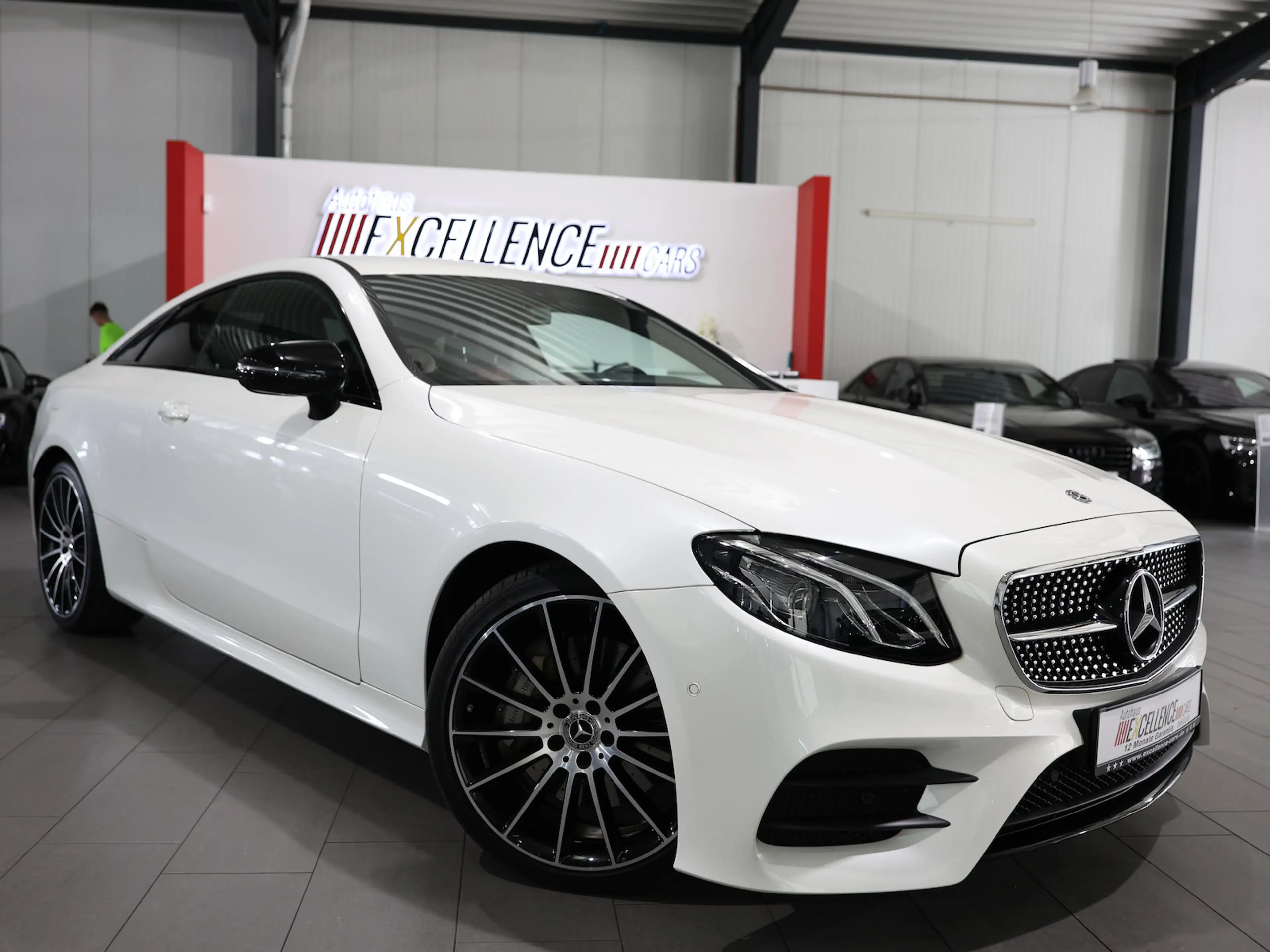 Mercedes-Benz E 400 COUPE 4M AMG-LINE NIGHT / WHITE+BLACK — photo 2