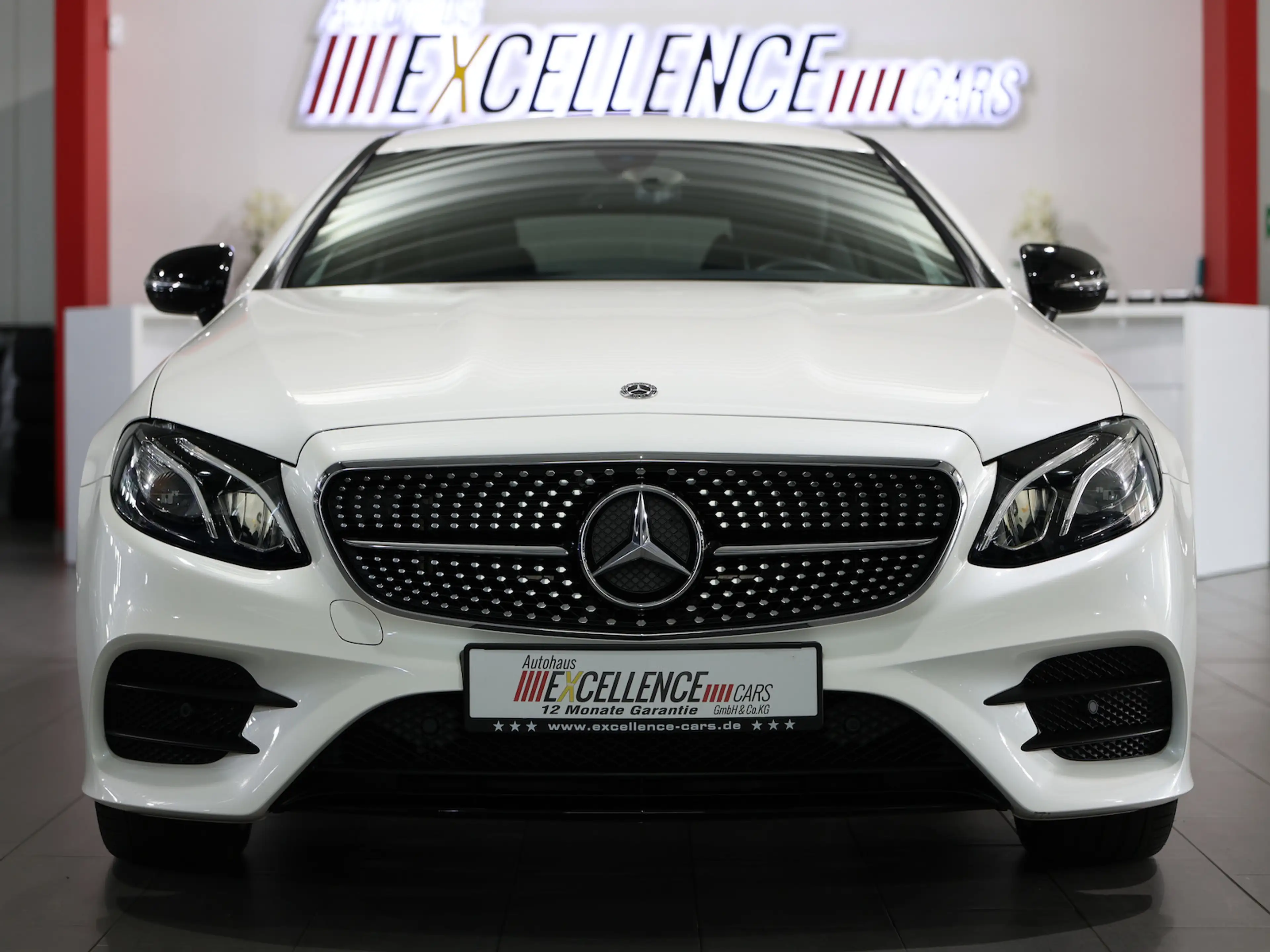 Mercedes-Benz E 400 COUPE 4M AMG-LINE NIGHT / WHITE+BLACK — photo 8