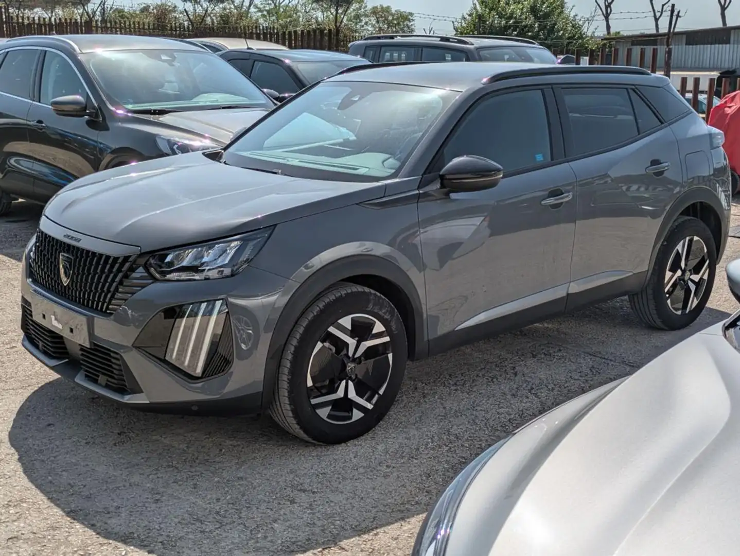 Peugeot 2008 ALLURE 1.2cc 100cv 360 CAM. LANE ASSIST Gris - 1