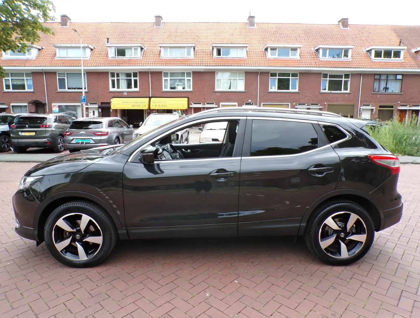 Nissan Qashqai 1.2 N-Connecta van 1e eigenaar Zwart - 2