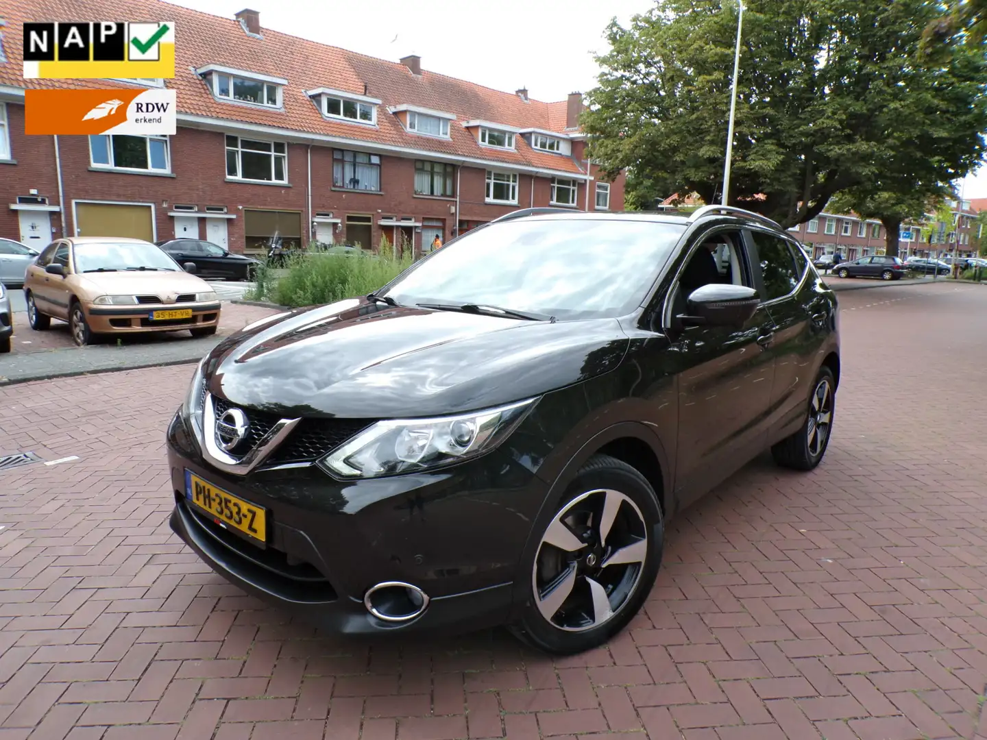 Nissan Qashqai 1.2 N-Connecta van 1e eigenaar Zwart - 1