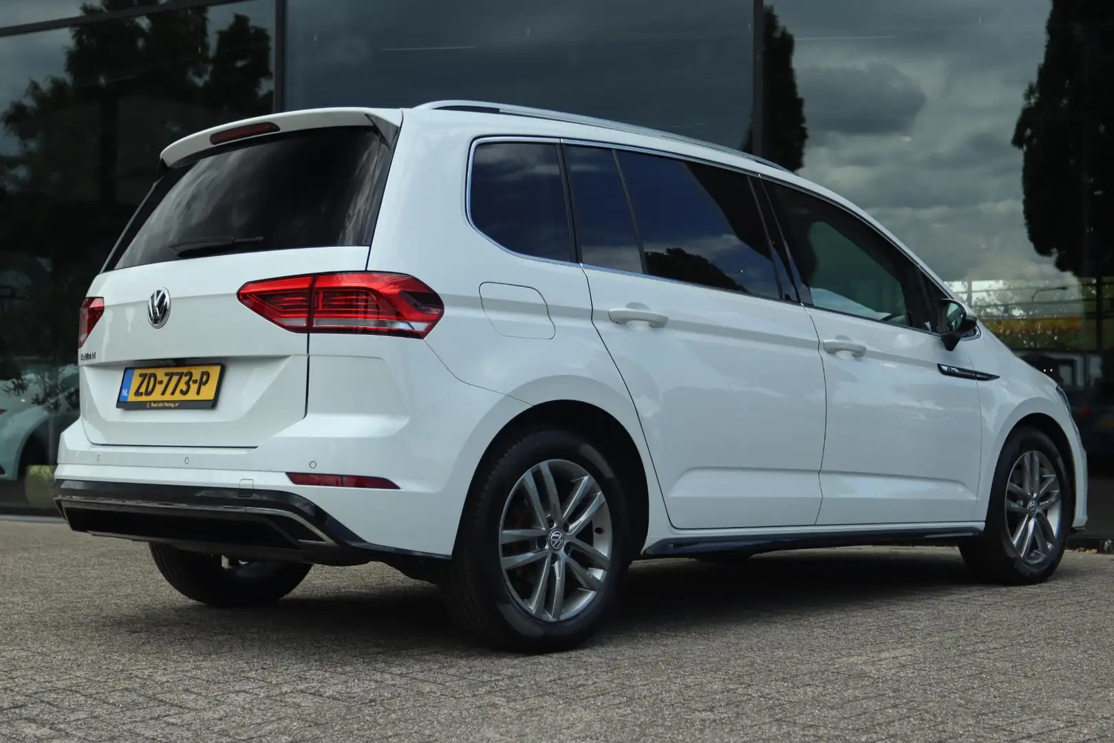 Volkswagen Touran 1.5 TSI AUT. HIGHLINE BUSINESS R-LINE 7P | CARPLAY Wit - 2