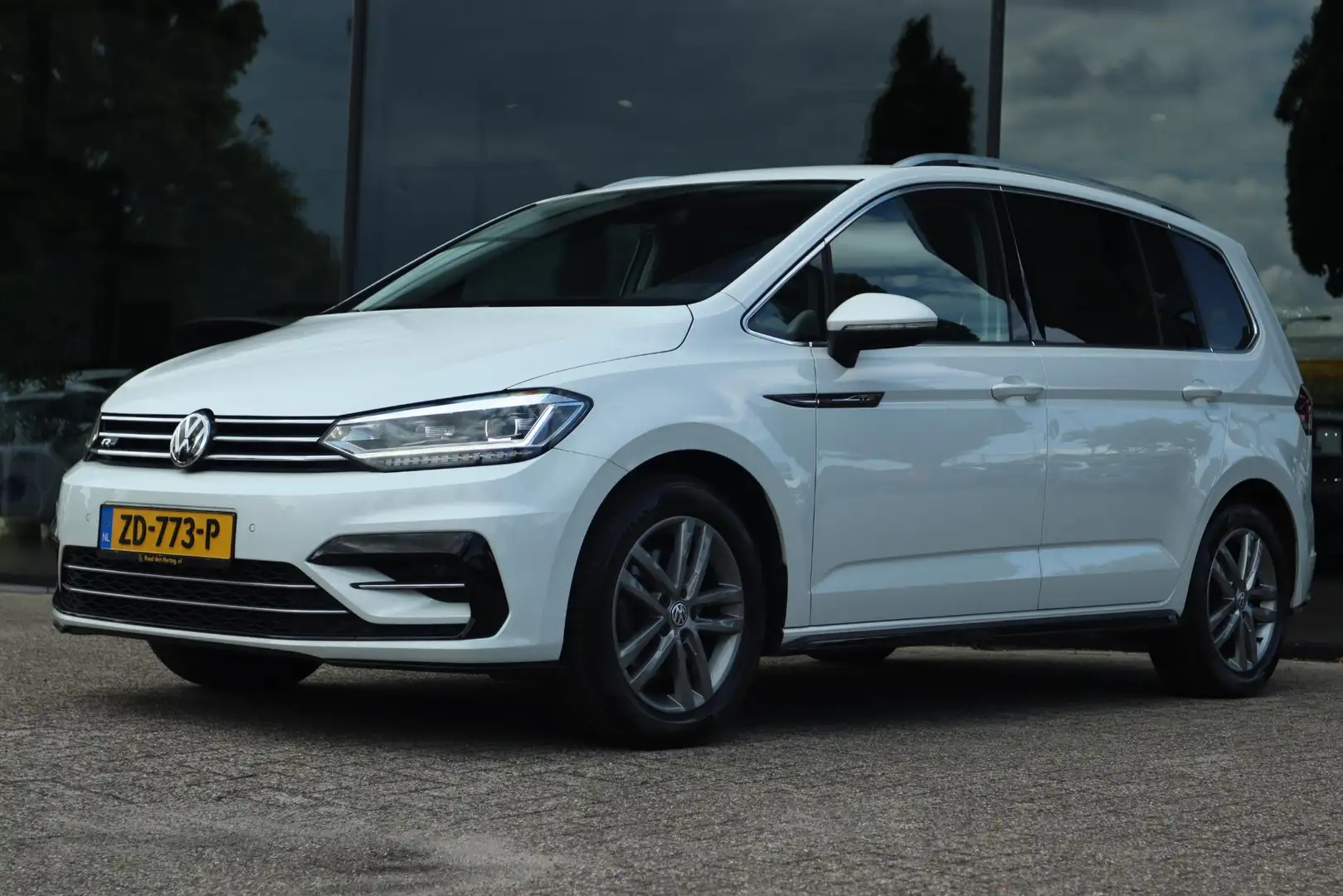 Volkswagen Touran 1.5 TSI AUT. HIGHLINE BUSINESS R-LINE 7P | CARPLAY Wit - 1