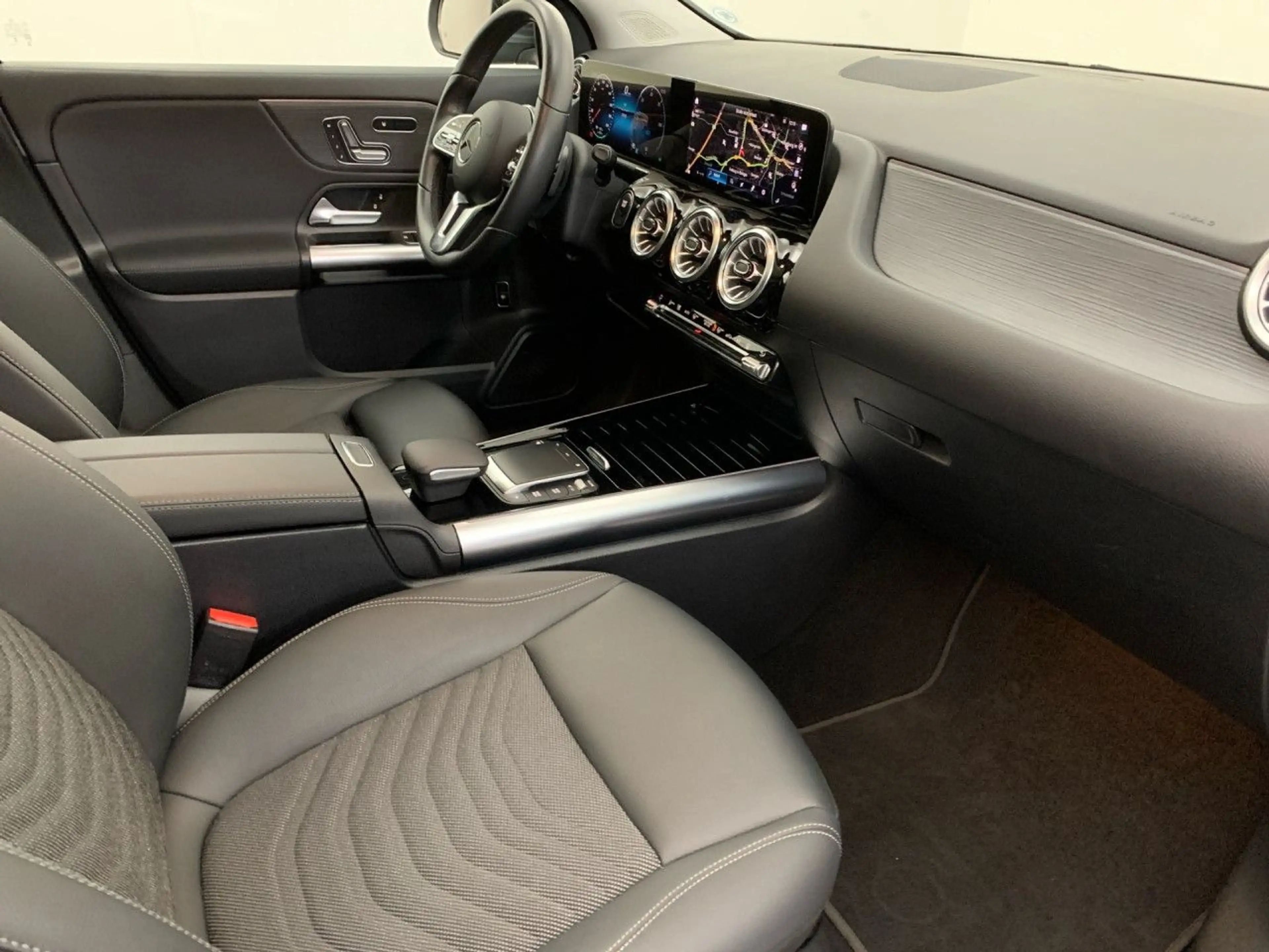 Mercedes-Benz EQA 250 Pano LED Kamera Laderaump Spurhalt-Ass PTS — photo 15