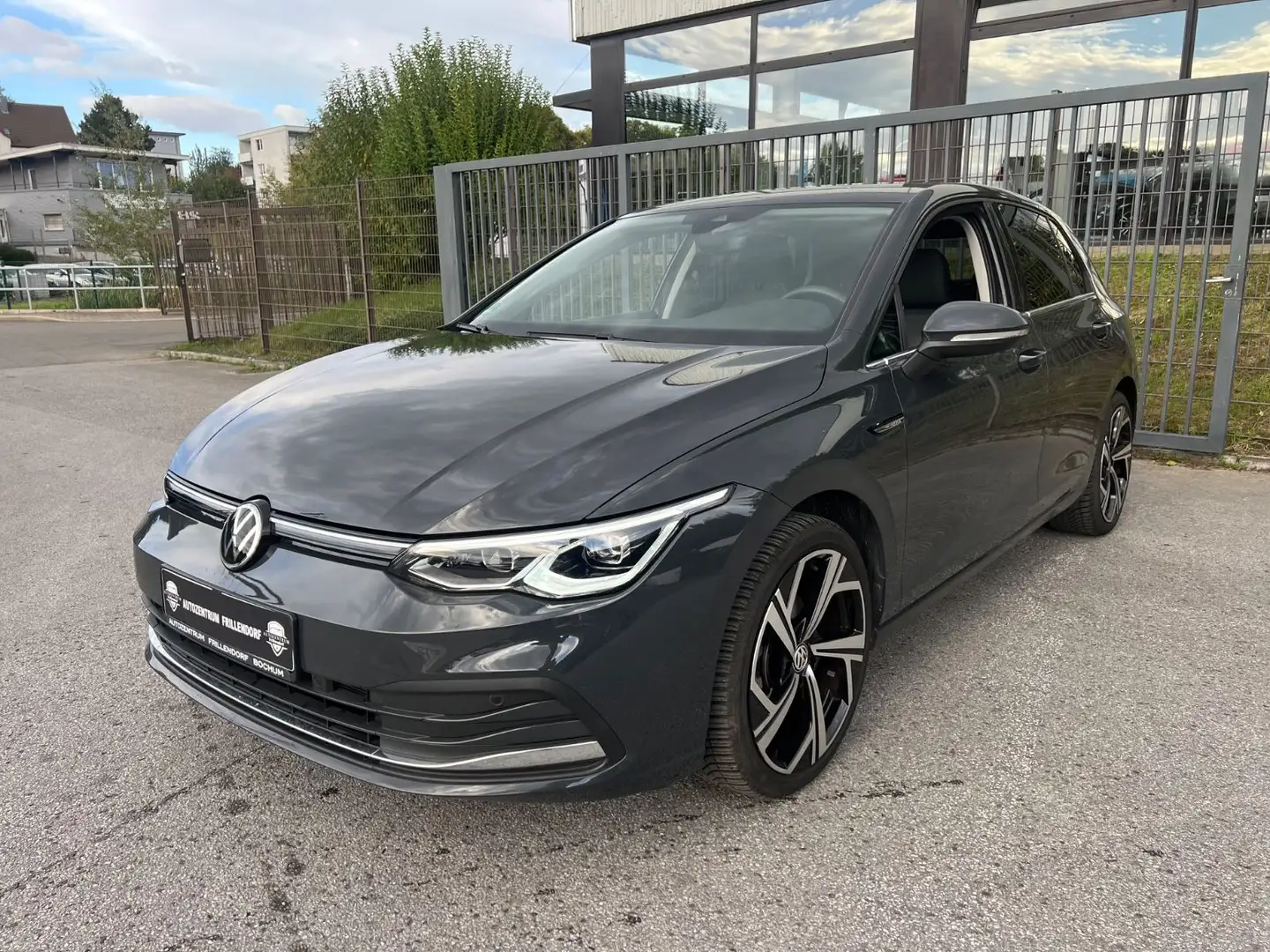 Volkswagen Golf VIII Lim. Style eTSI AUTOMATIK/LED/NAVI!! Grau - 1