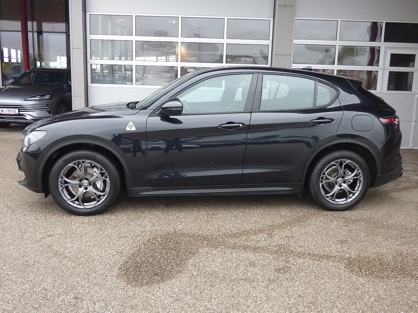 Alfa Romeo Stelvio Super 2,2 16V 210 AT8 Q4 8-fach bereift Noir - 2