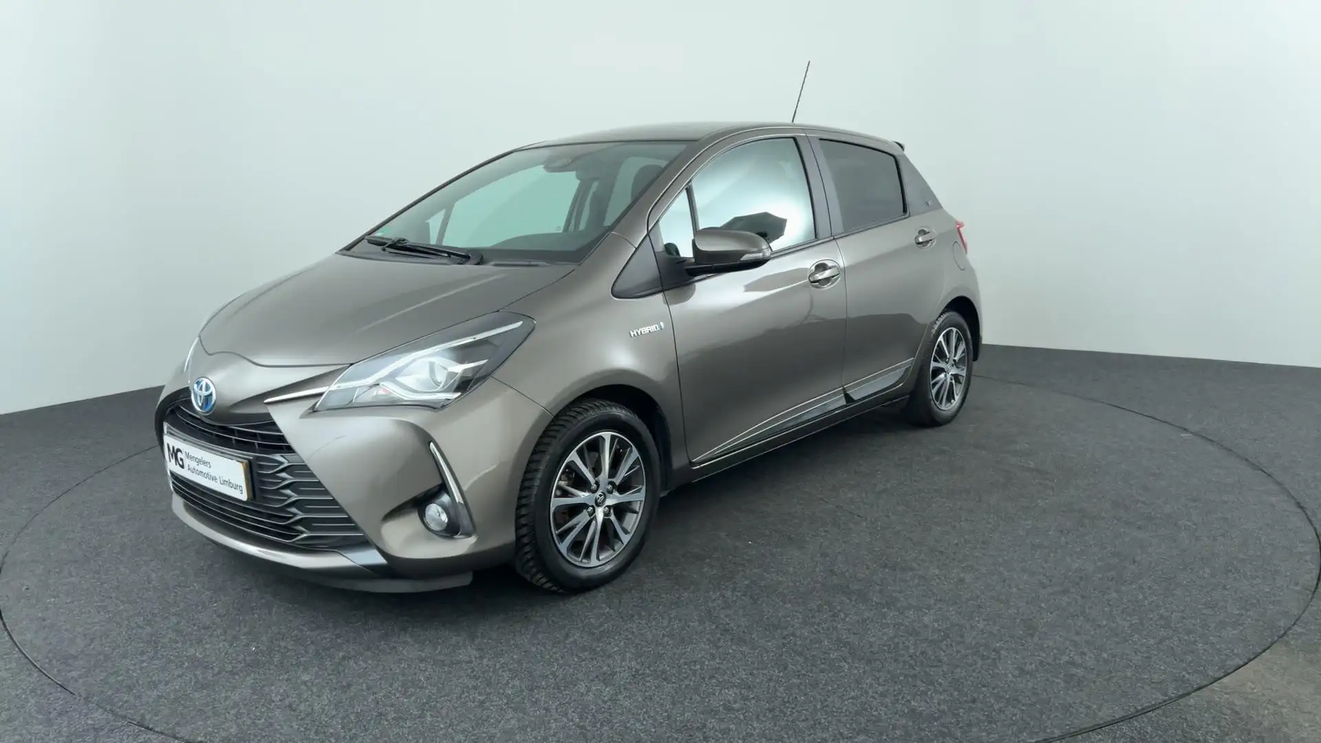 Toyota Yaris 1.5 Hybrid Y20 Exclusive Edition Grijs - 1
