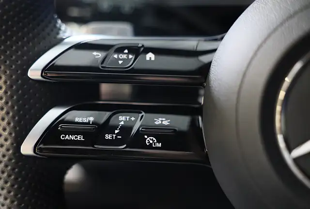 Mercedes-Benz E-Class view 23